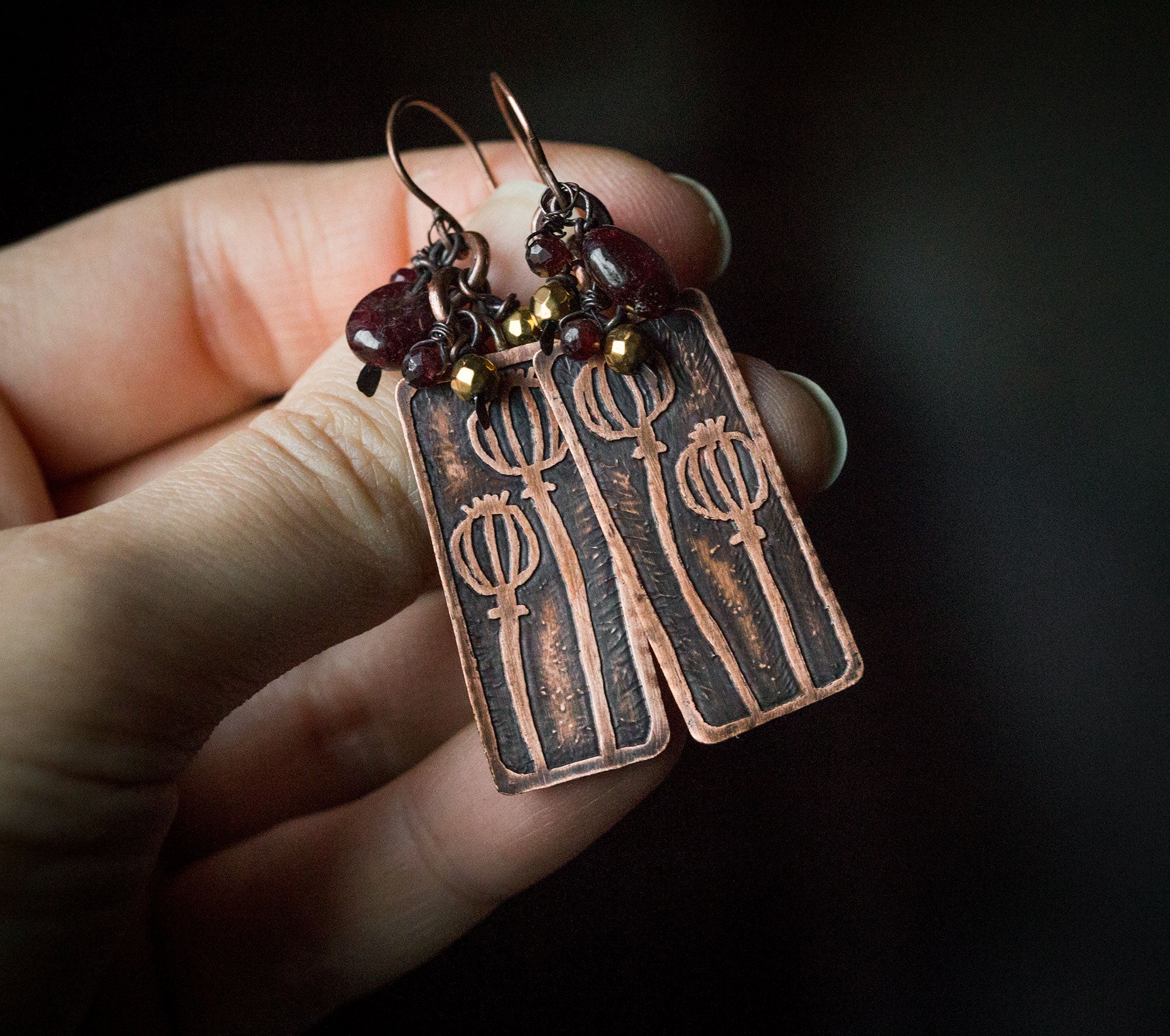 Prostokątne kolczyki z makówkami, granatem i złotym hematytem