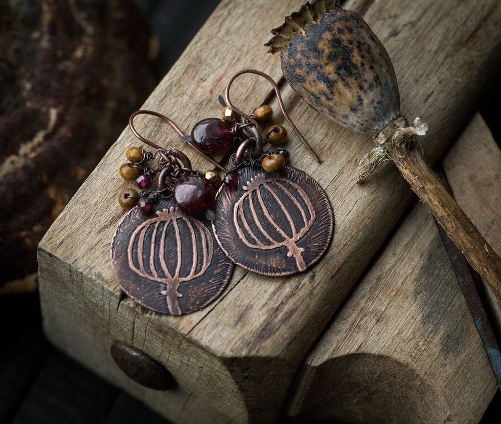 Kolczyki z rysunkiem makówki, granatem i drewnem