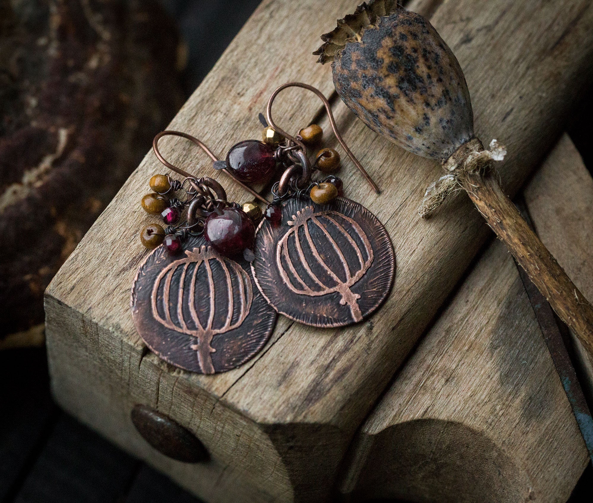 Kolczyki z rysunkiem makówki, granatem i drewnem