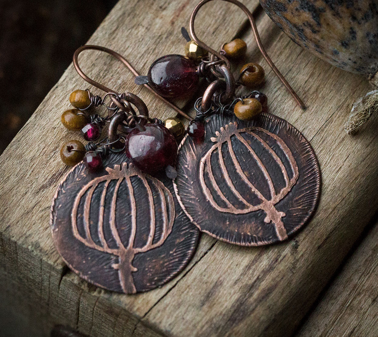 Kolczyki z rysunkiem makówki, granatem i drewnem