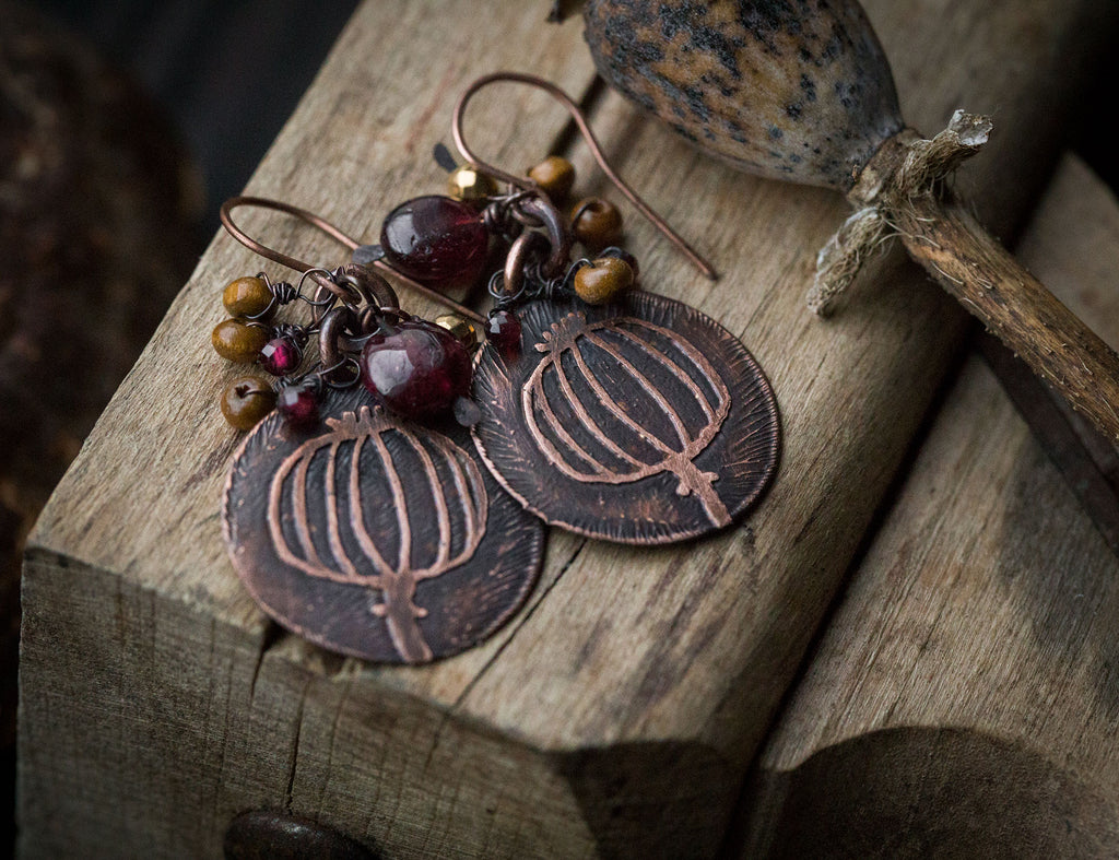 Kolczyki z rysunkiem makówki, granatem i drewnem