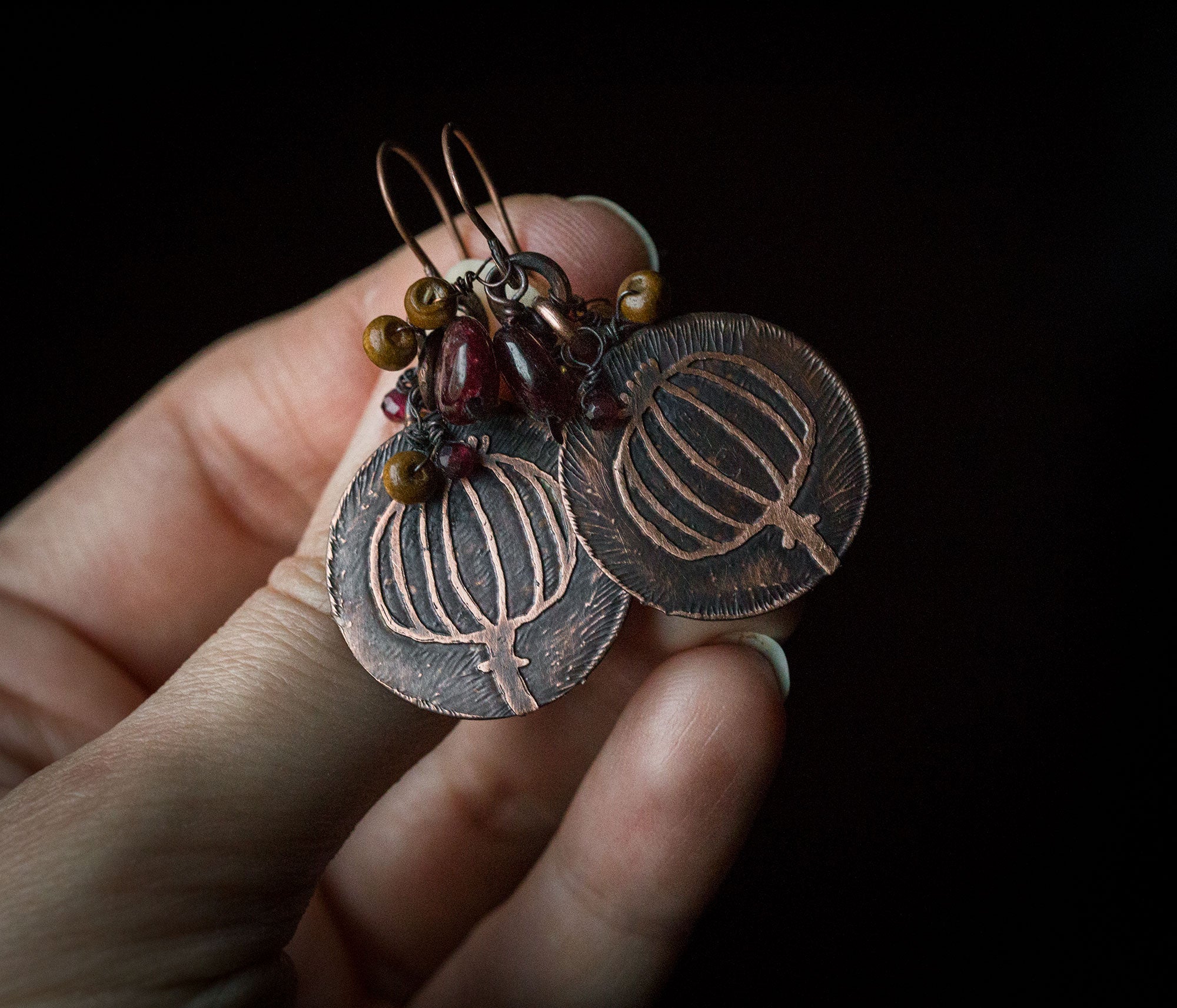 Kolczyki z rysunkiem makówki, granatem i drewnem