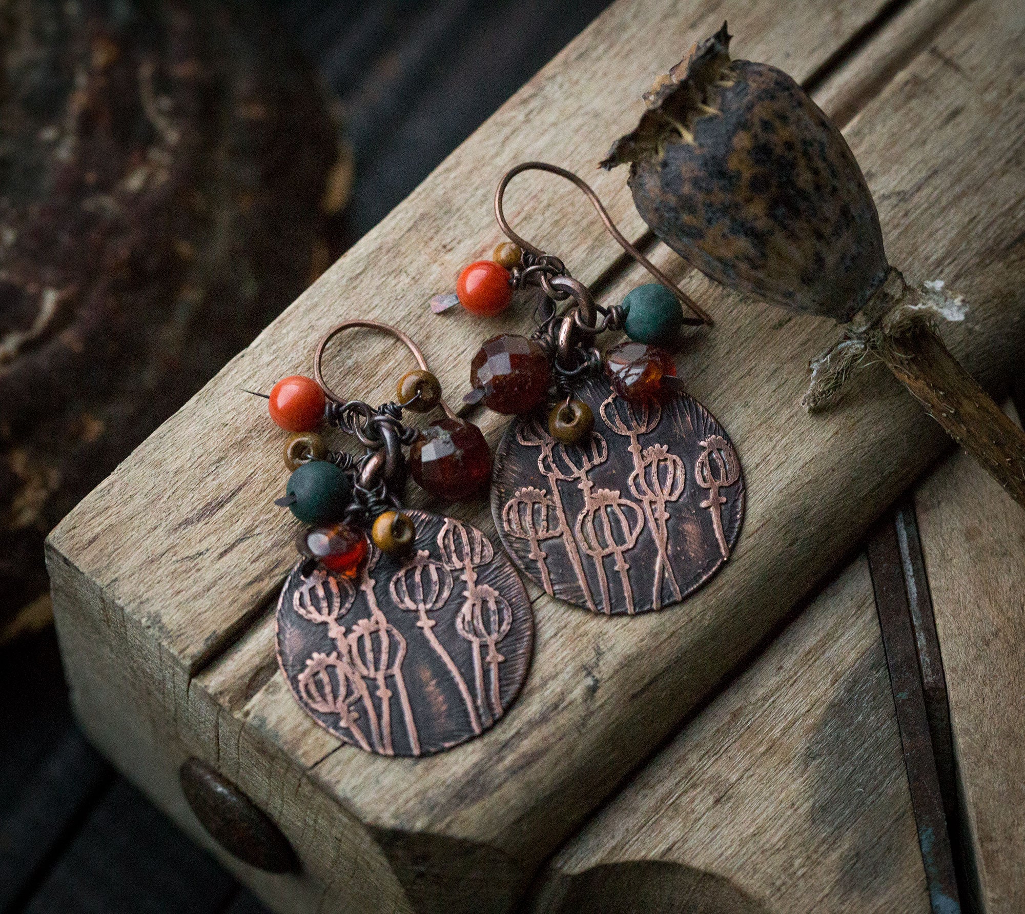 Kolczyki z rysunkiem makówek, granatem, agatem mszystym, koralem, drewnem