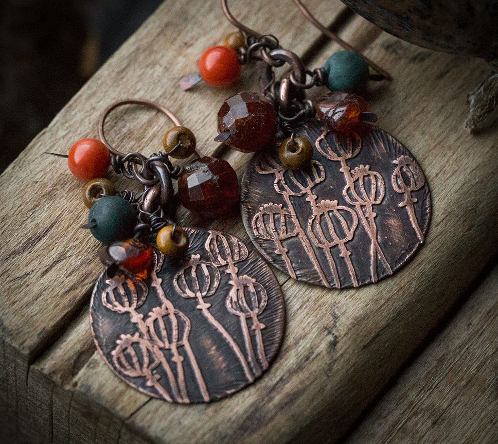 Kolczyki z rysunkiem makówek, granatem, agatem mszystym, koralem, drewnem