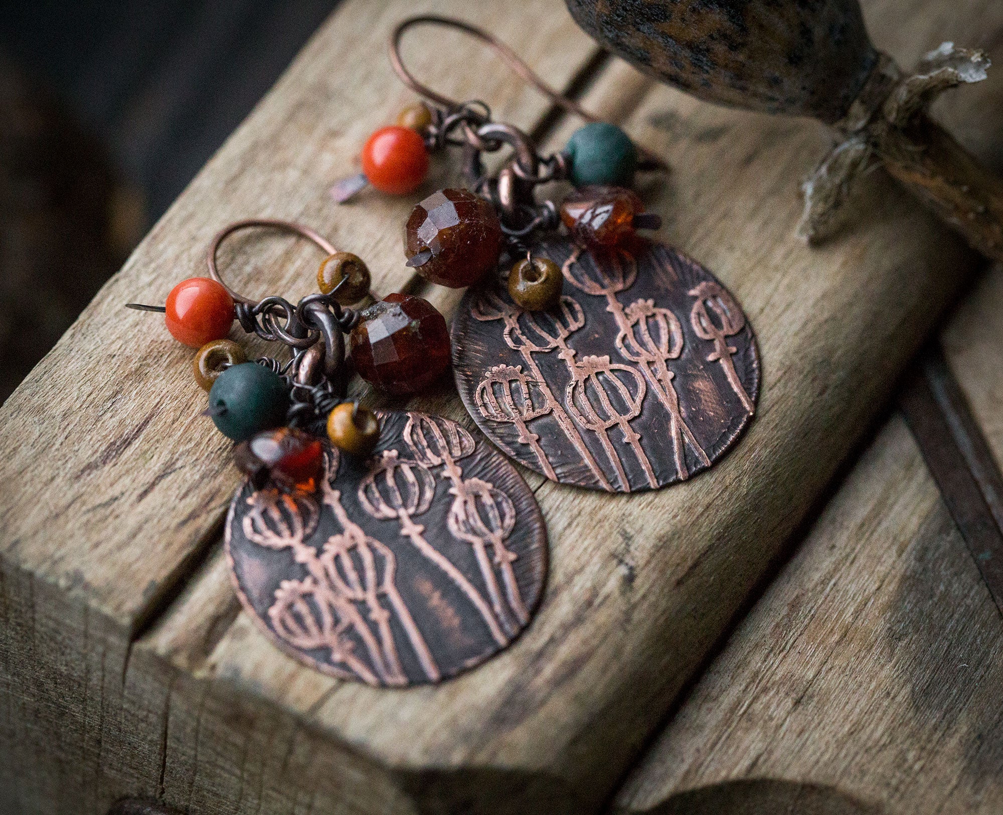 Kolczyki z rysunkiem makówek, granatem, agatem mszystym, koralem, drewnem