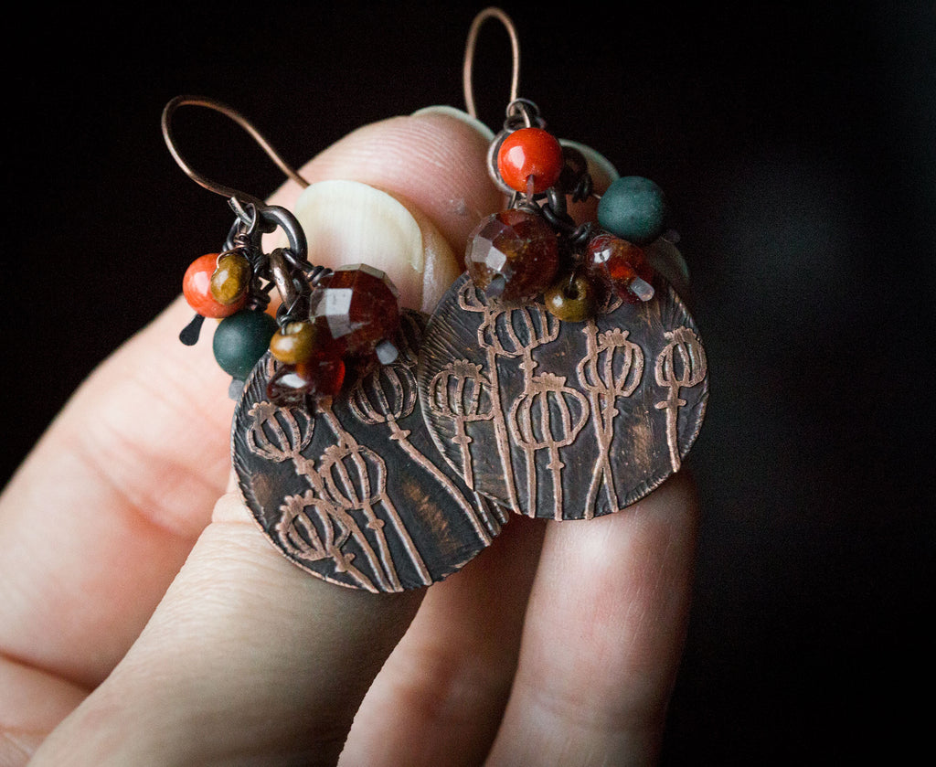 Kolczyki z rysunkiem makówek, granatem, agatem mszystym, koralem, drewnem