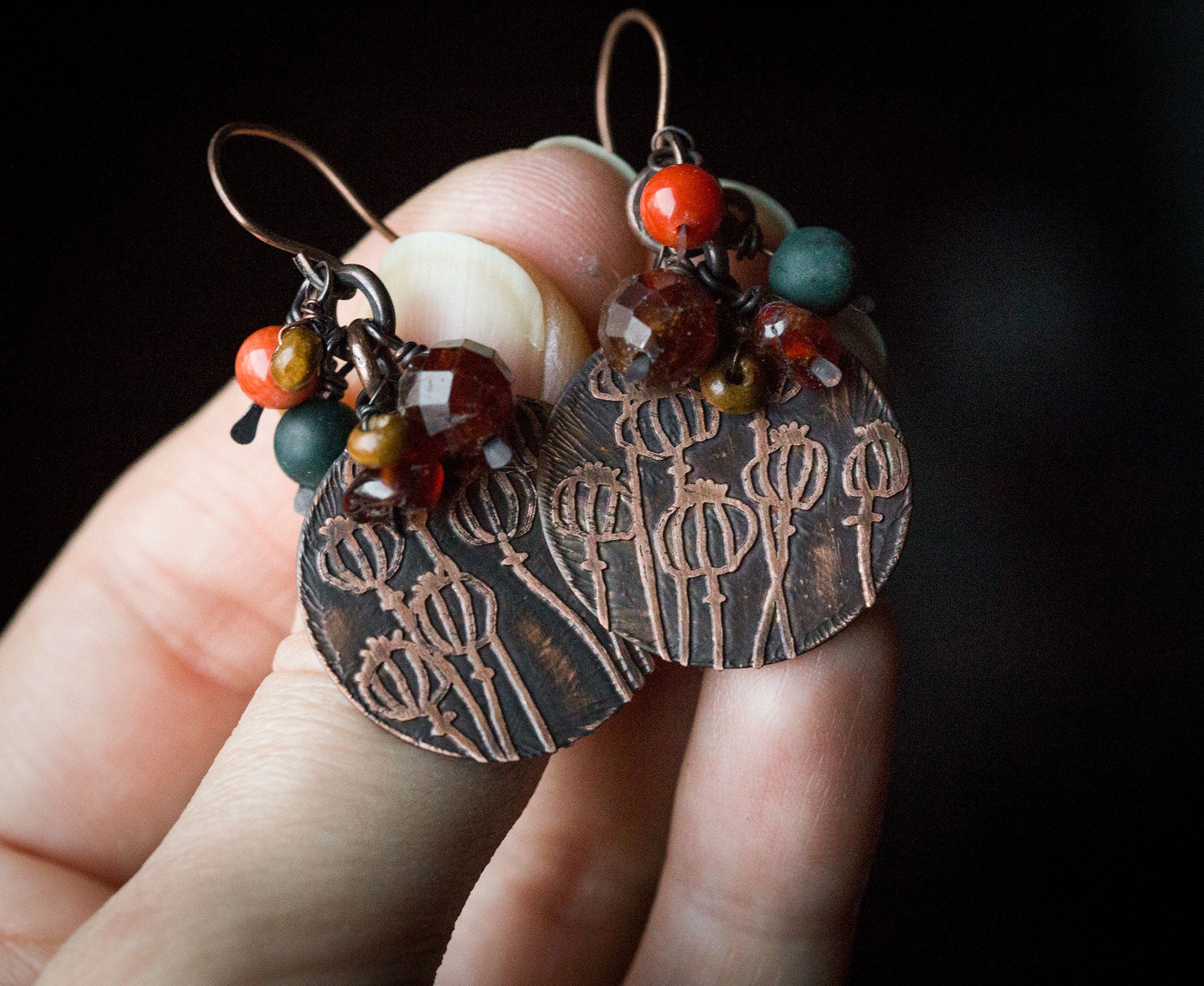 Kolczyki z rysunkiem makówek, granatem, agatem mszystym, koralem, drewnem