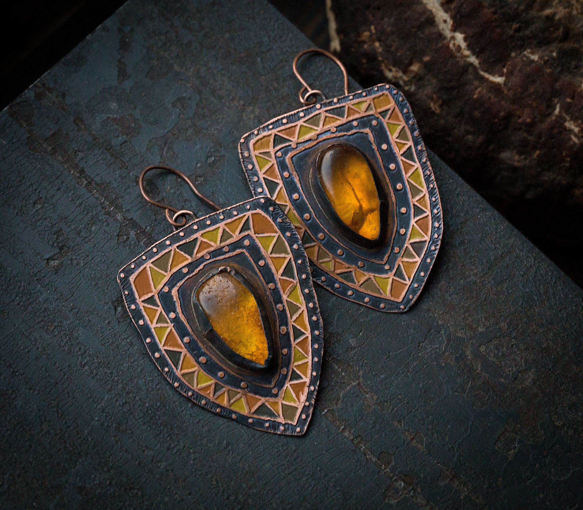 Trójkątne kolczyki z etnicznym wzorem i surowym bursztynem