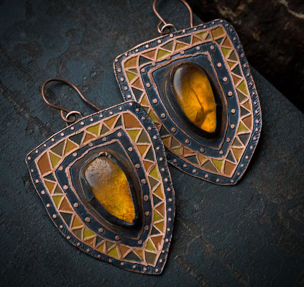 Trójkątne kolczyki z etnicznym wzorem i surowym bursztynem
