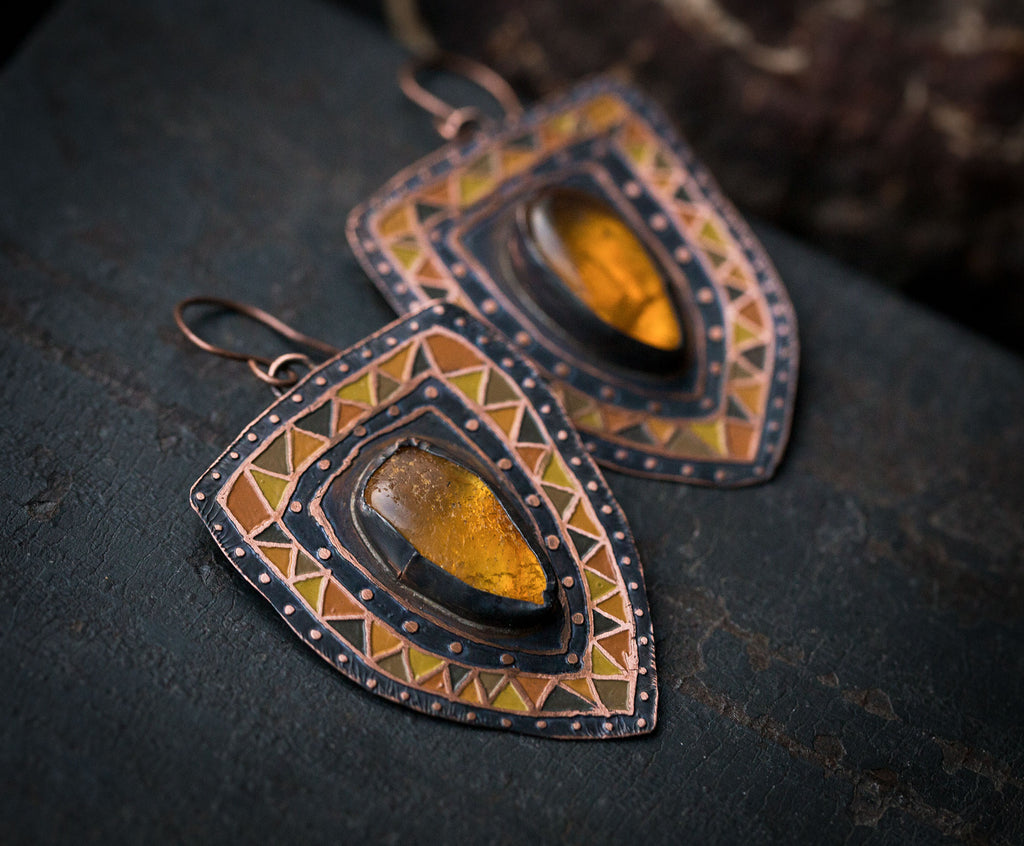 Trójkątne kolczyki z etnicznym wzorem i surowym bursztynem
