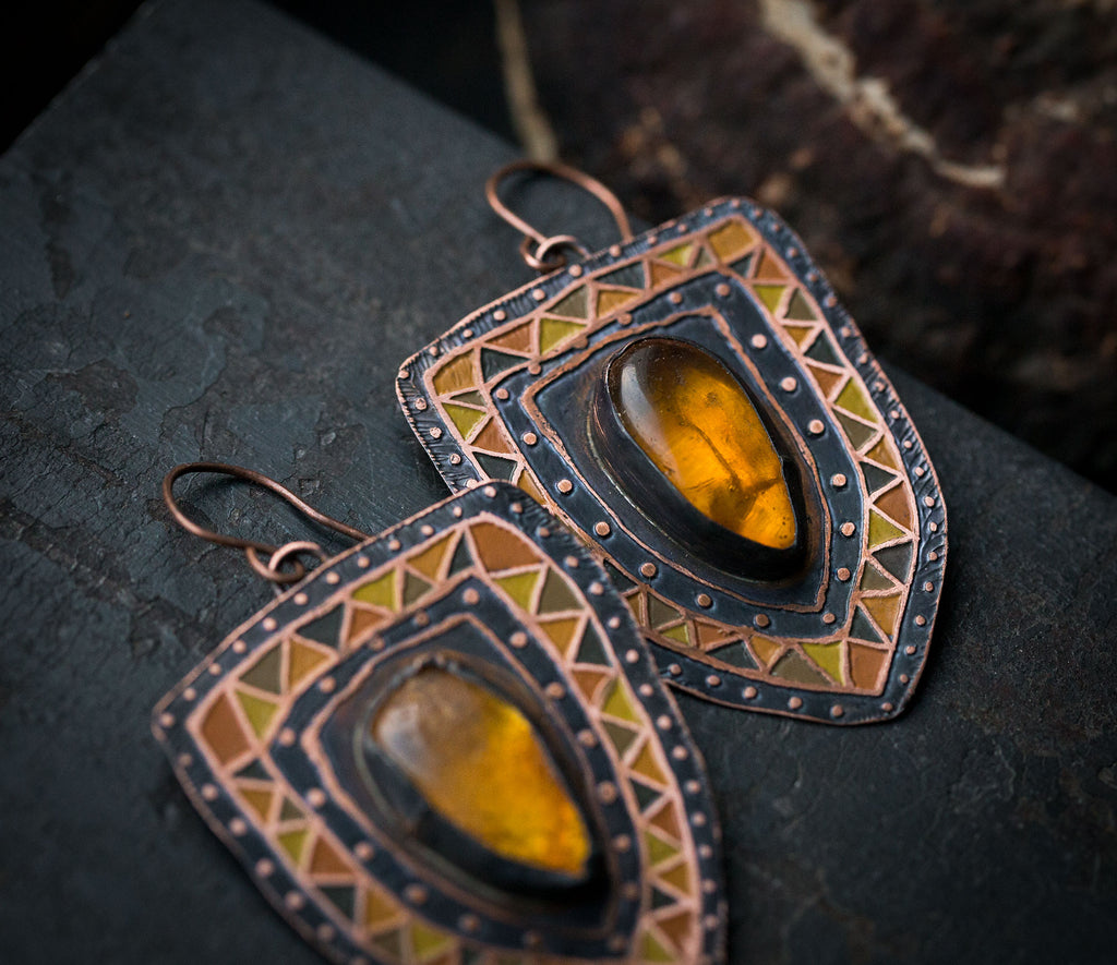 Trójkątne kolczyki z etnicznym wzorem i surowym bursztynem