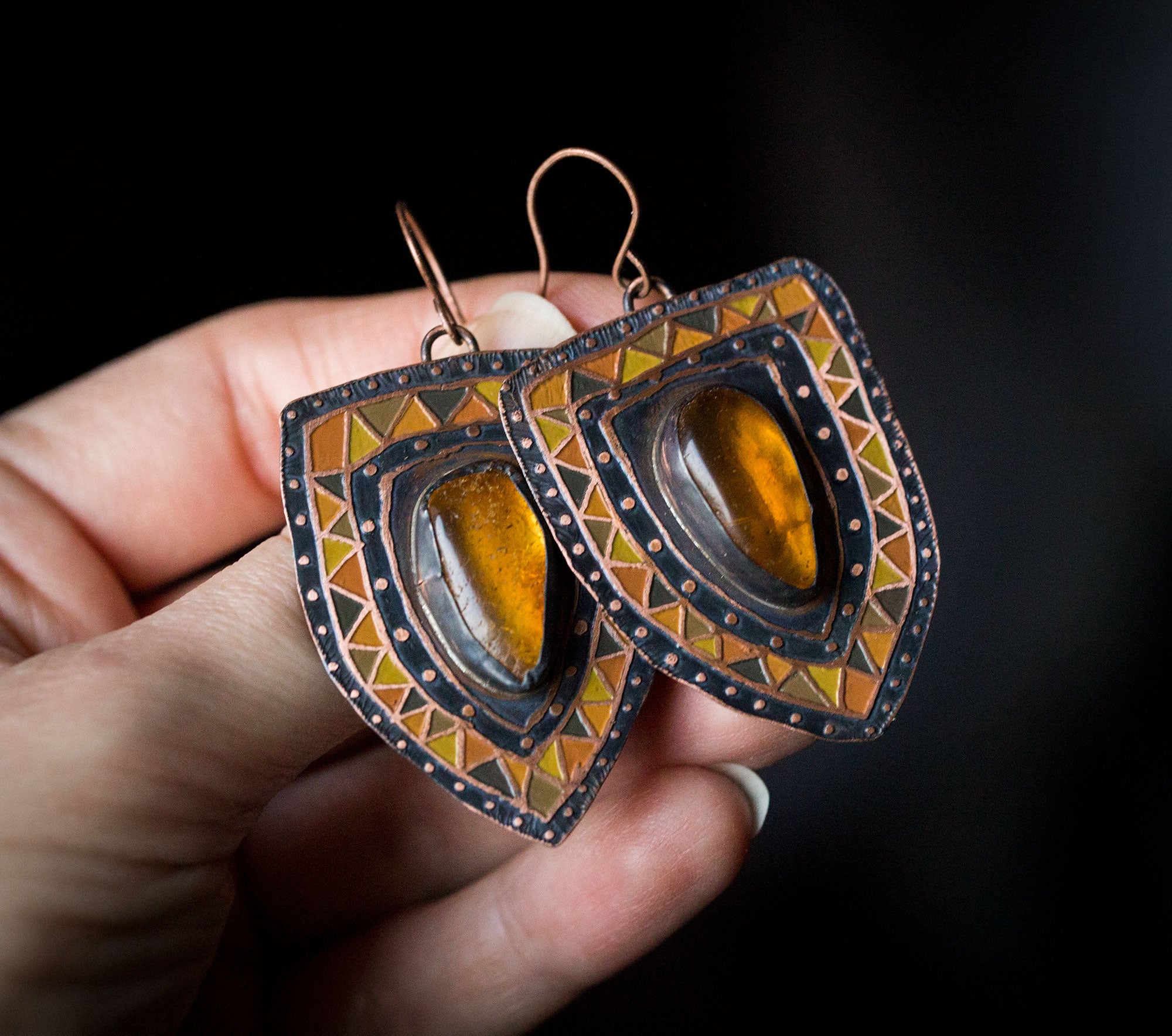 Trójkątne kolczyki z etnicznym wzorem i surowym bursztynem