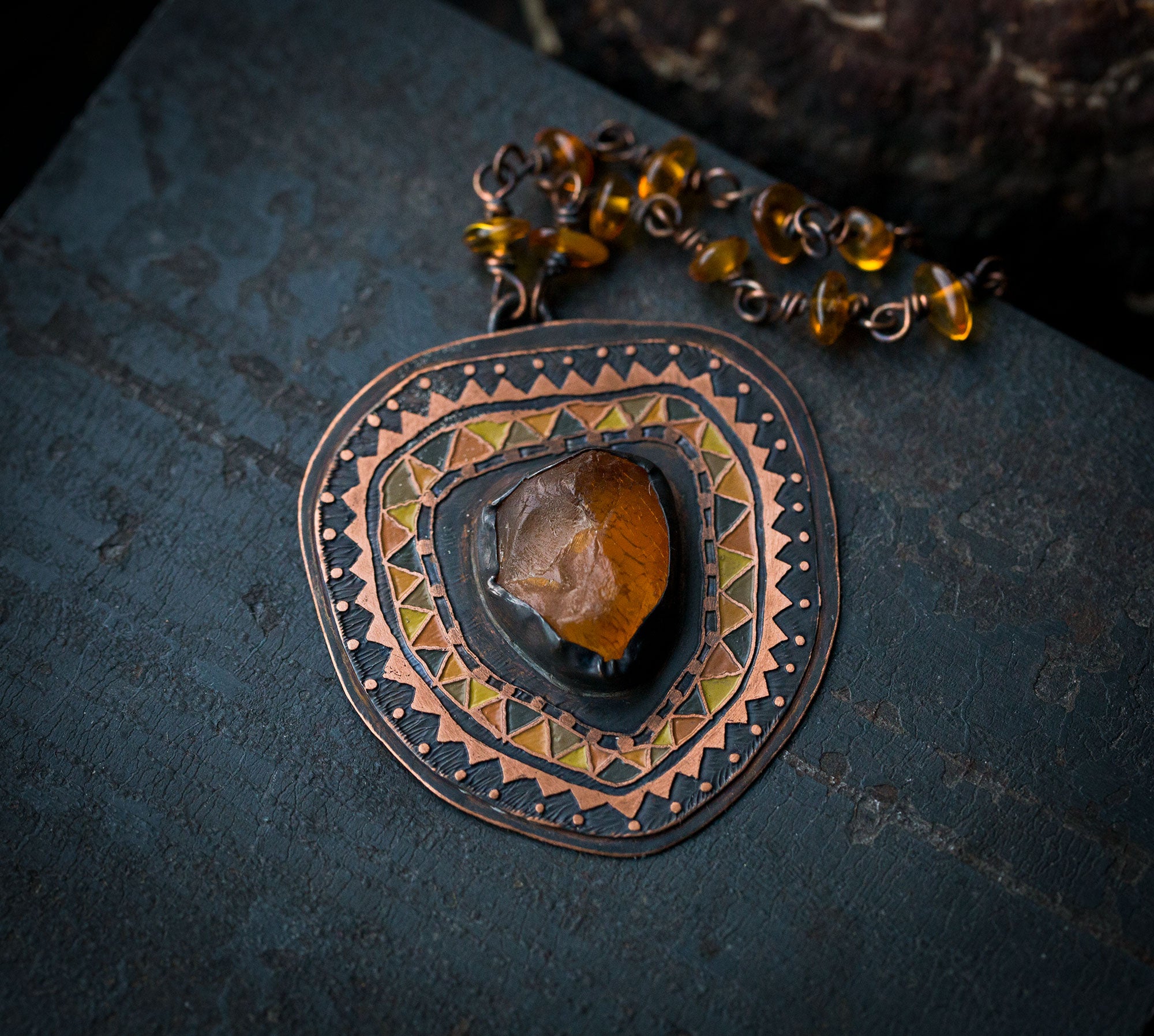 Malowany etniczny naszyjnik z bursztynem bałtyckim