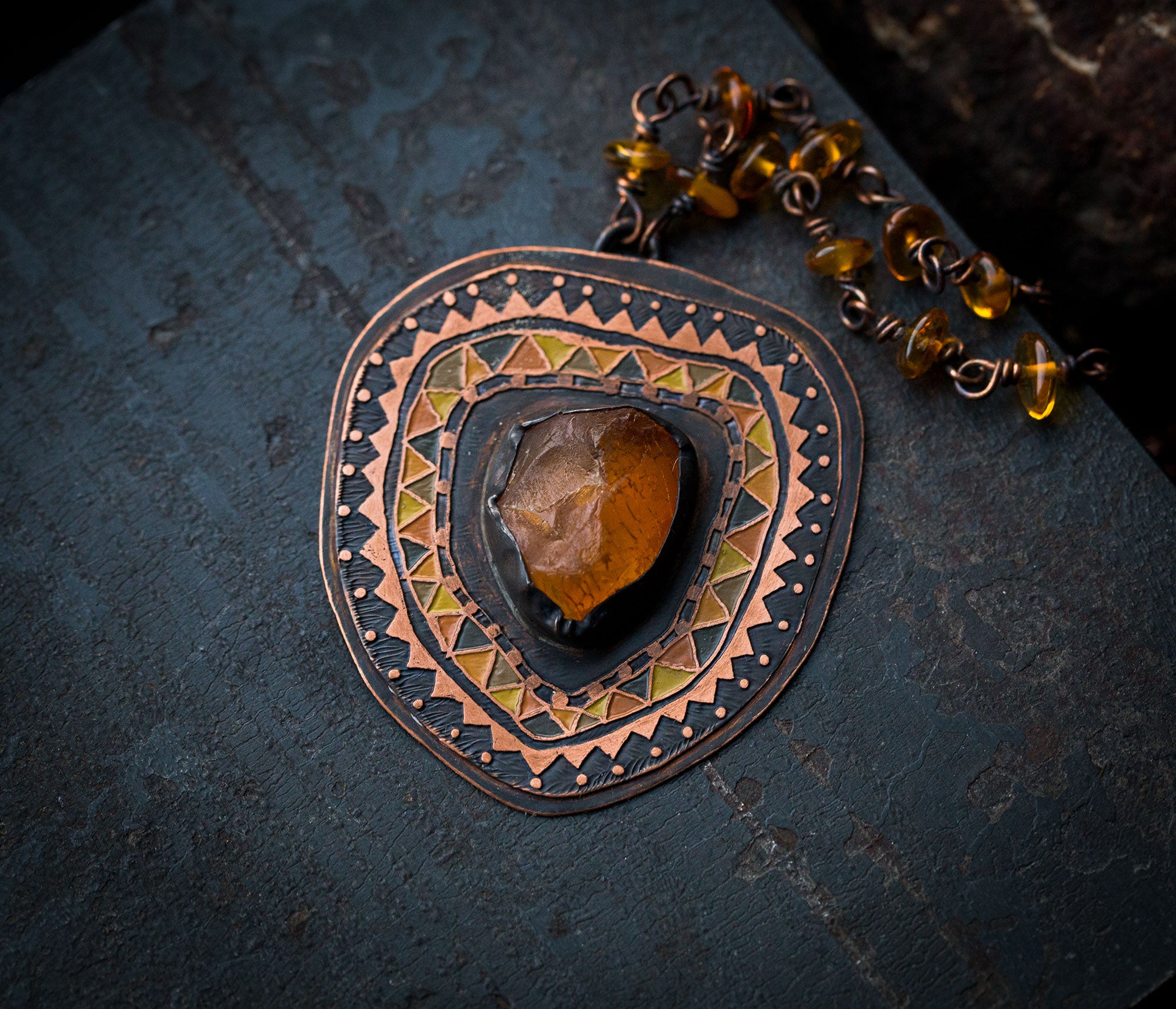 Malowany etniczny naszyjnik z bursztynem bałtyckim