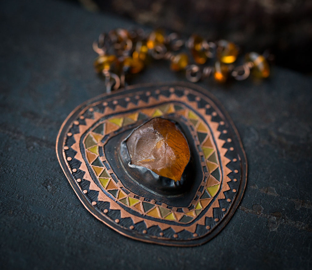 Malowany etniczny naszyjnik z bursztynem bałtyckim