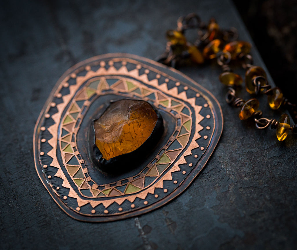 Malowany etniczny naszyjnik z bursztynem bałtyckim