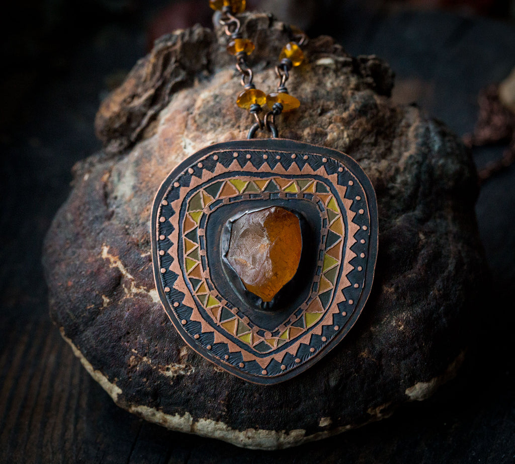 Malowany etniczny naszyjnik z bursztynem bałtyckim