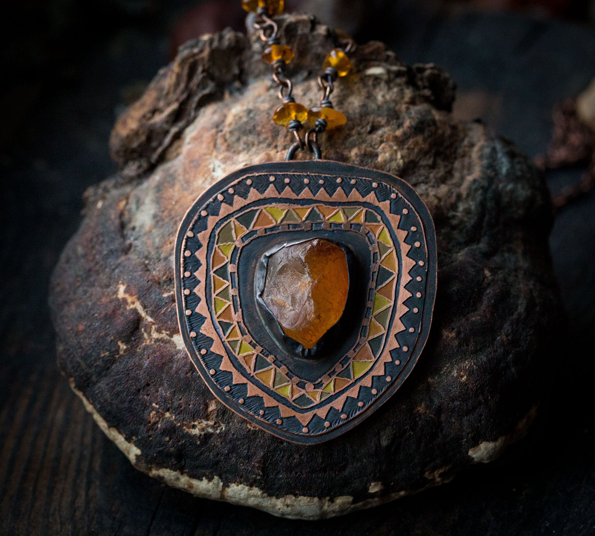 Malowany etniczny naszyjnik z bursztynem bałtyckim