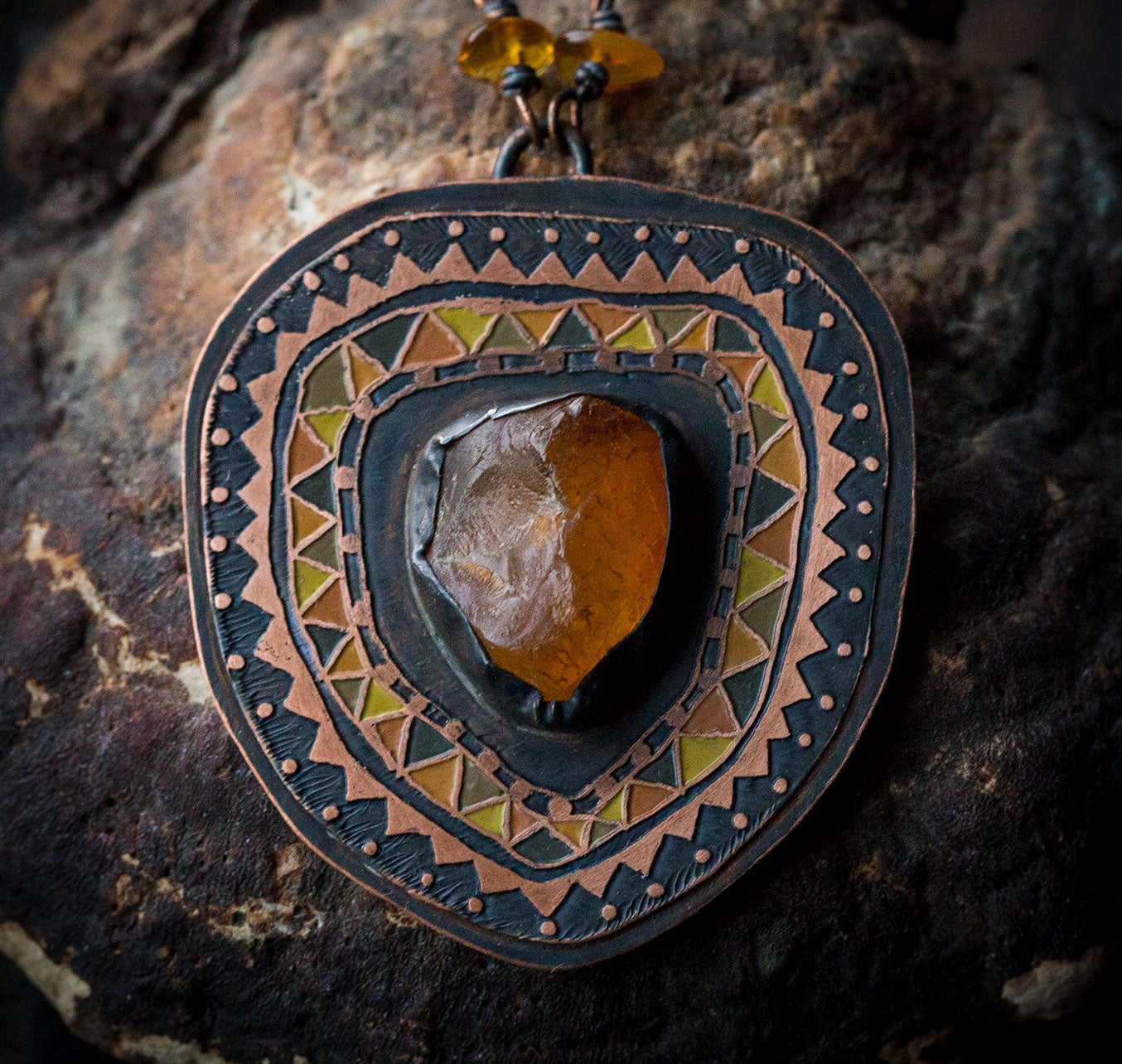 Malowany etniczny naszyjnik z bursztynem bałtyckim