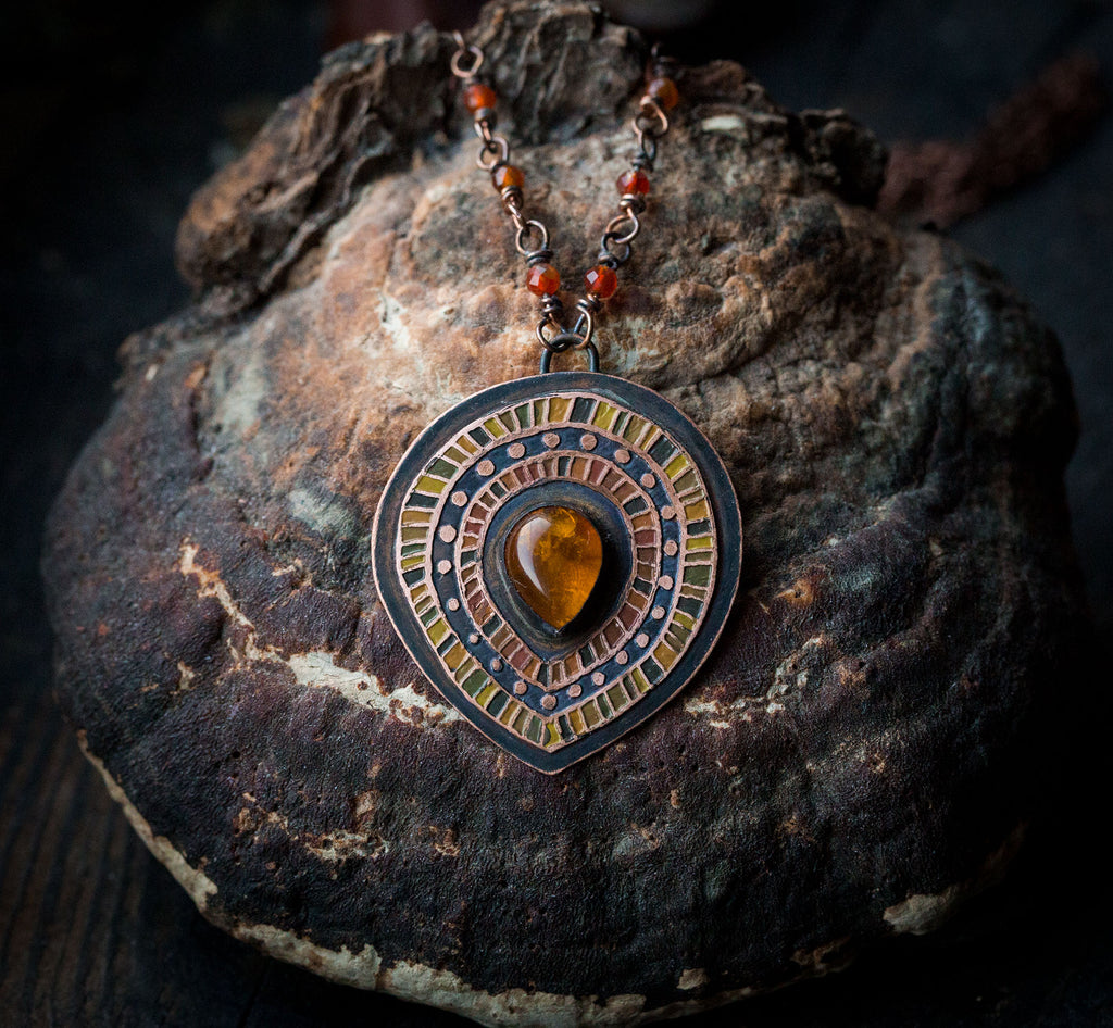 Malowany etniczny naszyjnik z bursztynem bałtyckim i pomarańczowym karneolem