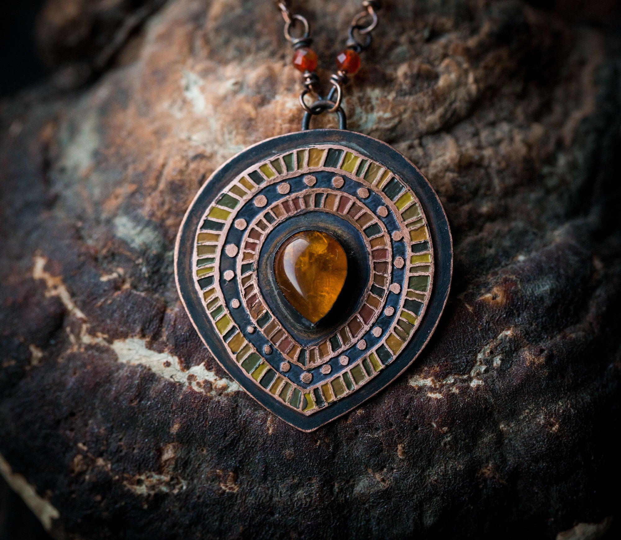 Malowany etniczny naszyjnik z bursztynem bałtyckim i pomarańczowym karneolem