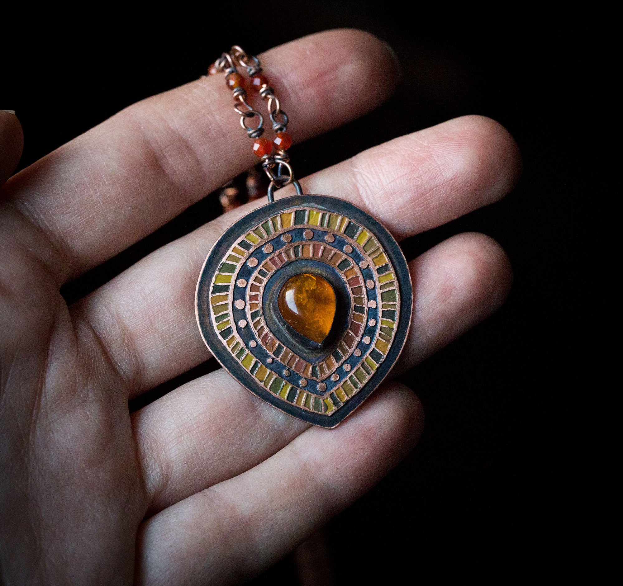 Malowany etniczny naszyjnik z bursztynem bałtyckim i pomarańczowym karneolem