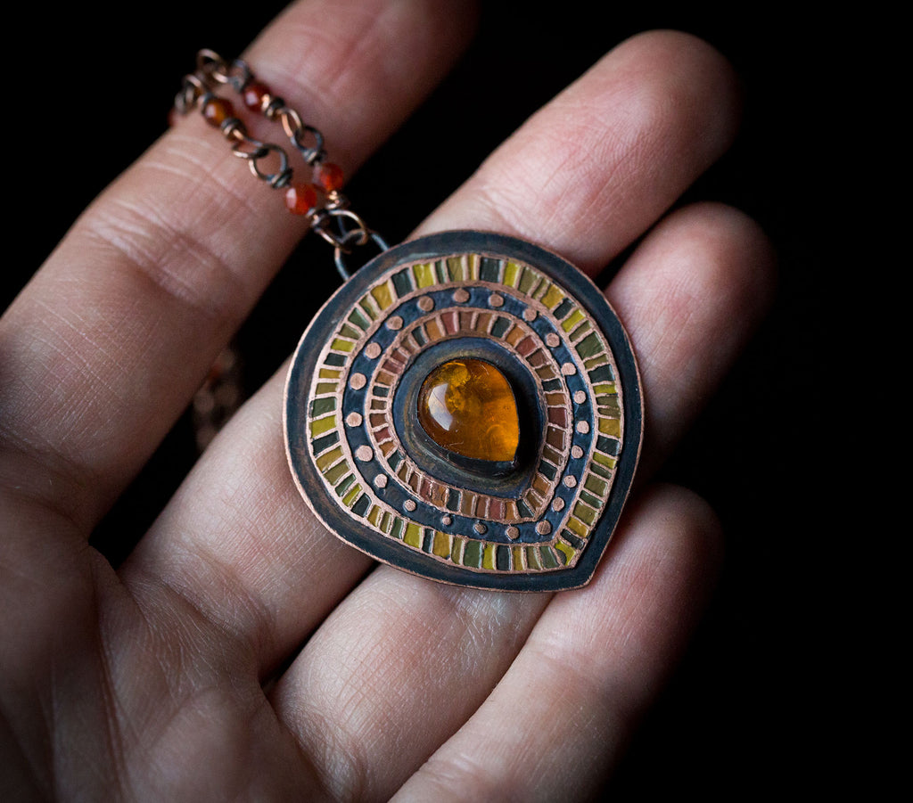 Malowany etniczny naszyjnik z bursztynem bałtyckim i pomarańczowym karneolem