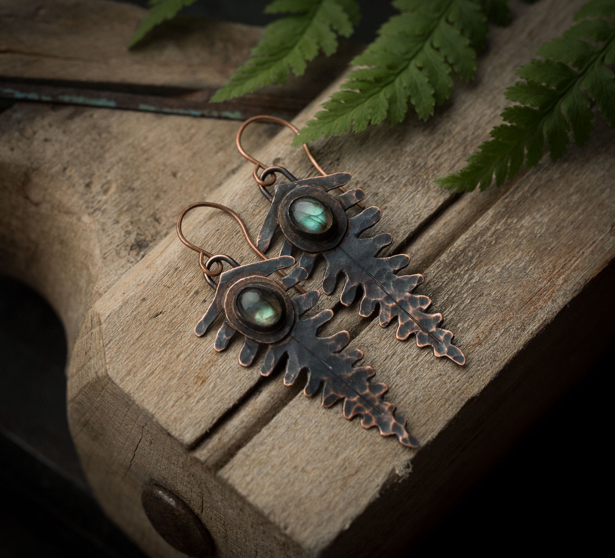 Kolczyki paprocie z jasnozielonym labradorytem