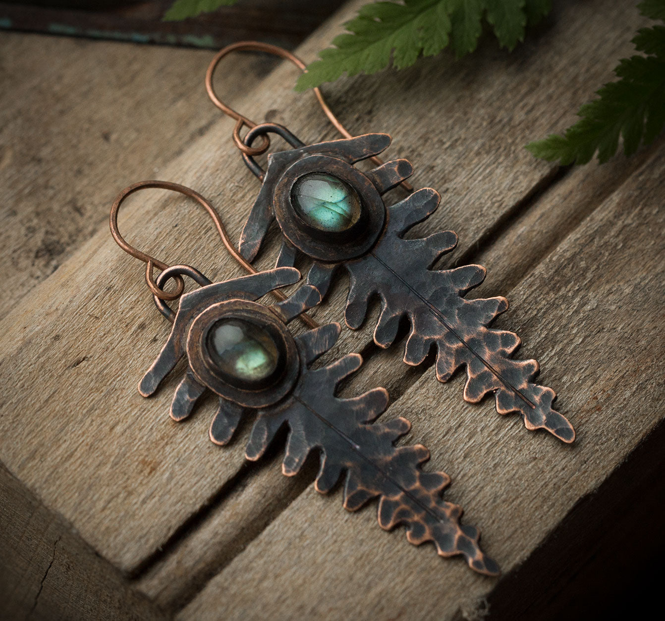 Kolczyki paprocie z jasnozielonym labradorytem