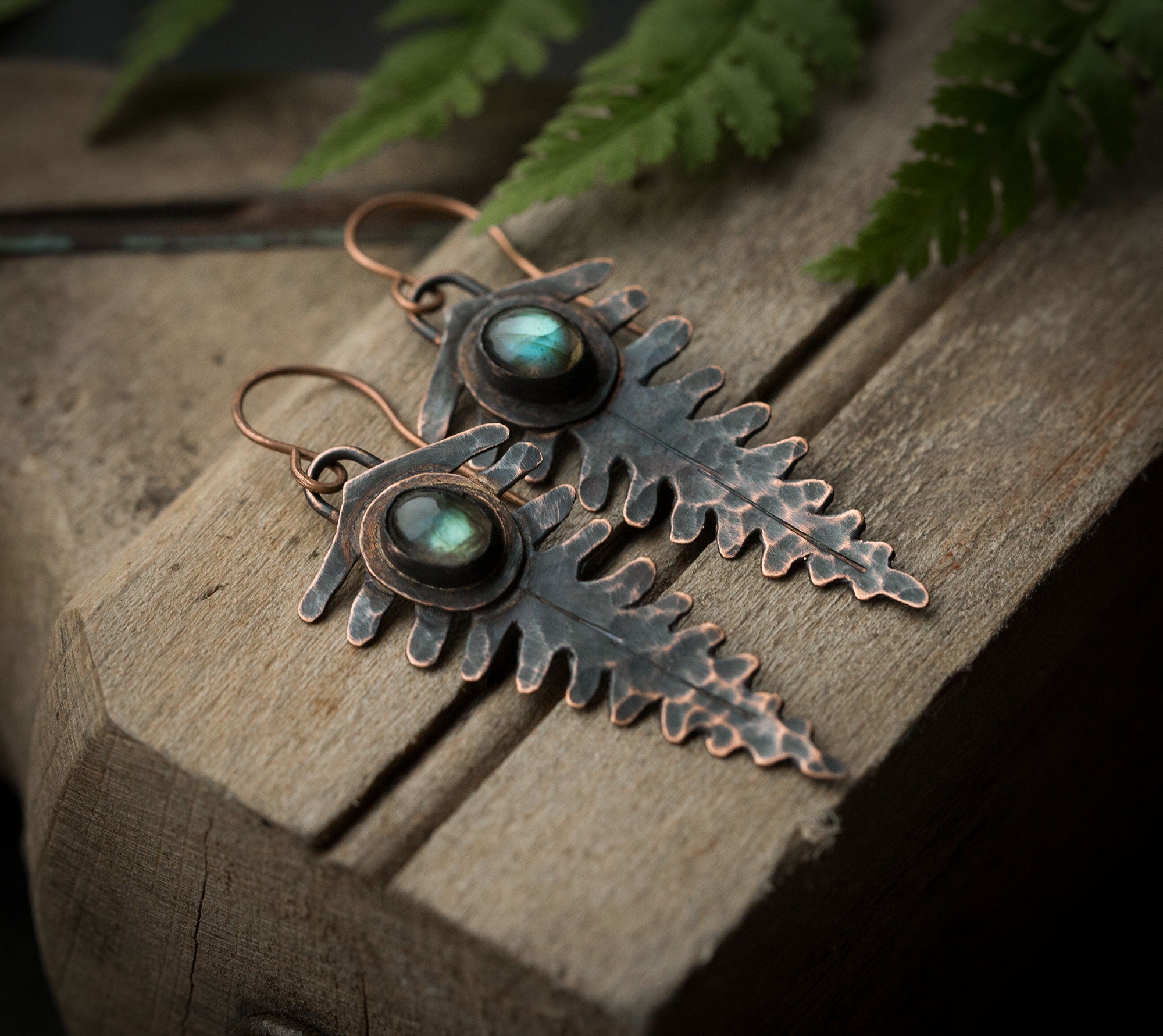 Kolczyki paprocie z jasnozielonym labradorytem