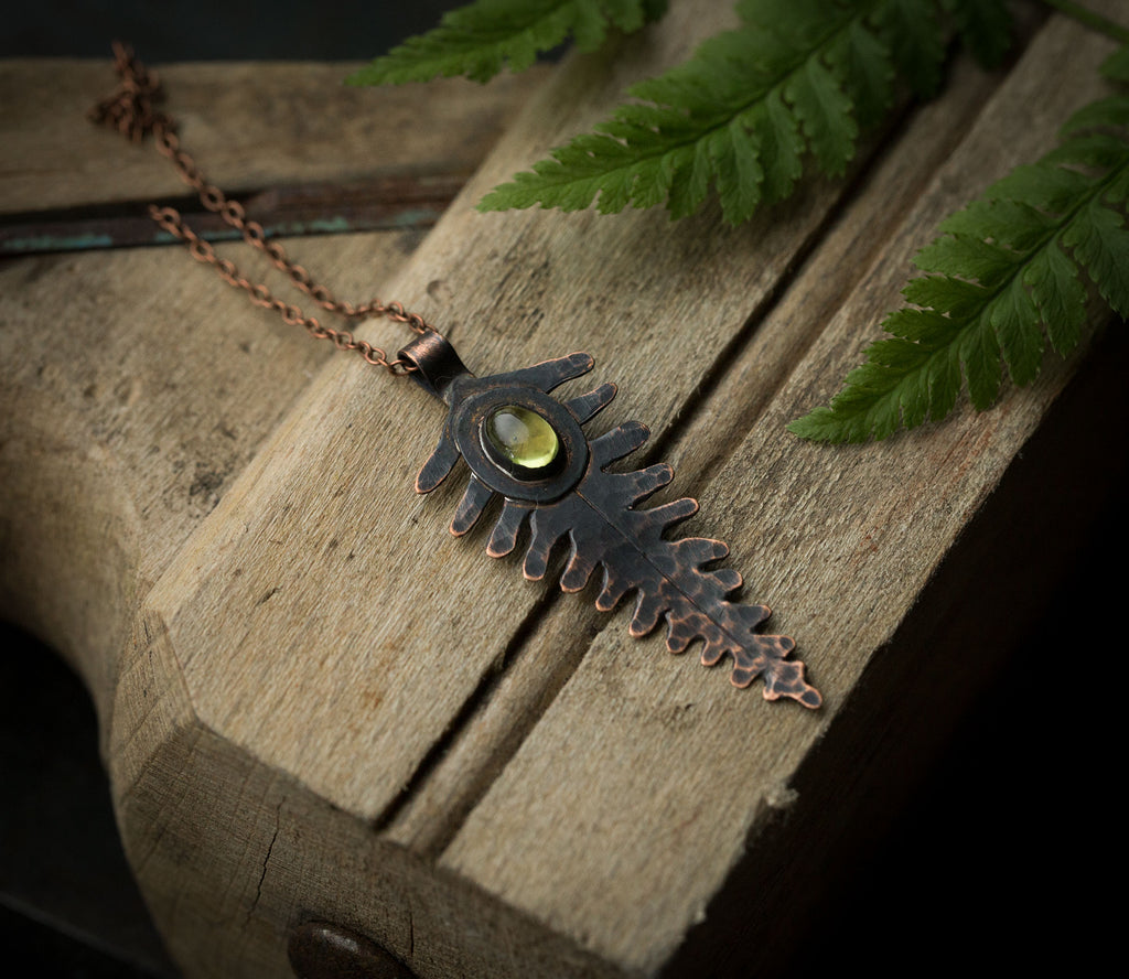 Wisiorek paproć z perydotem