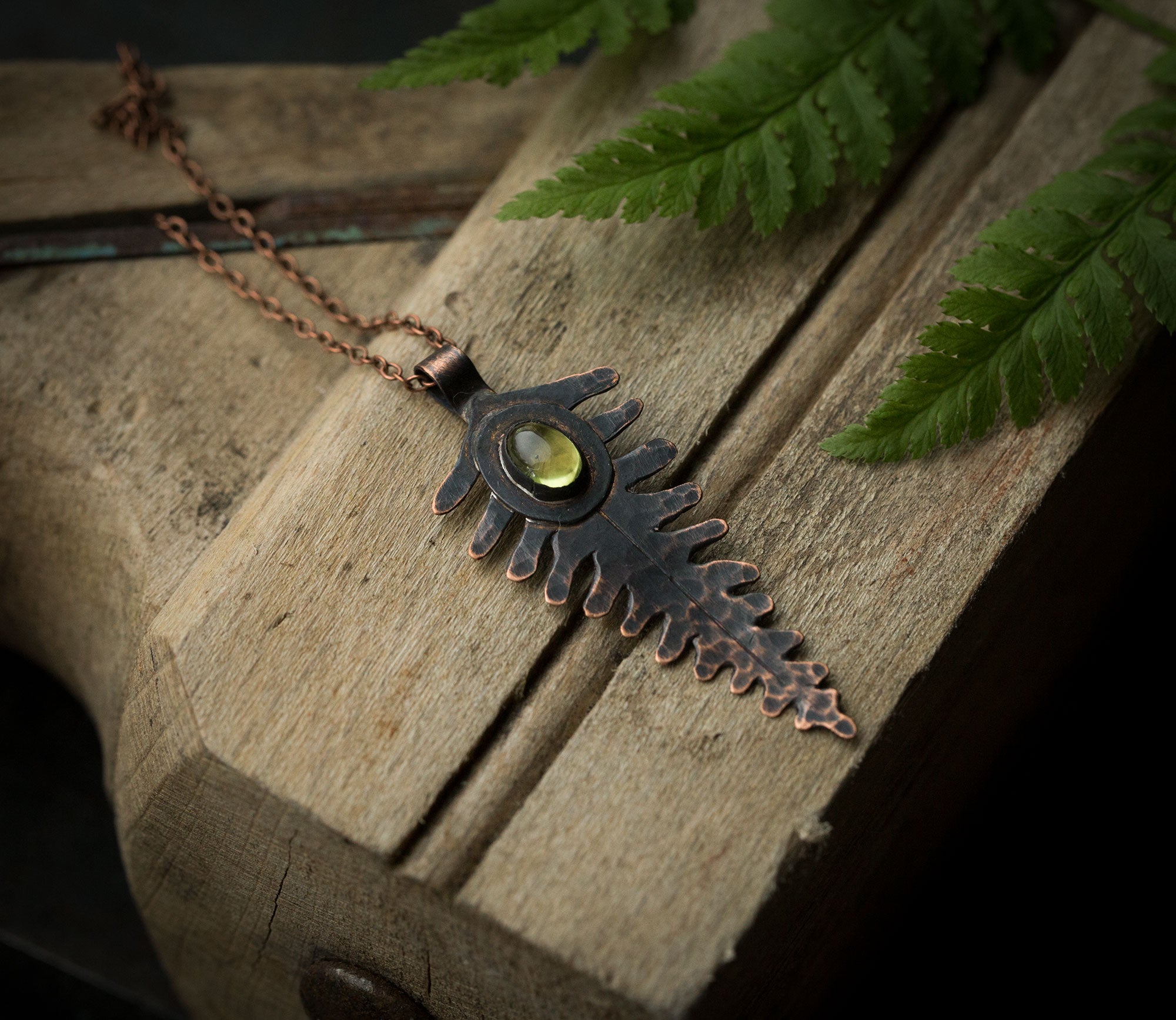 Wisiorek paproć z perydotem