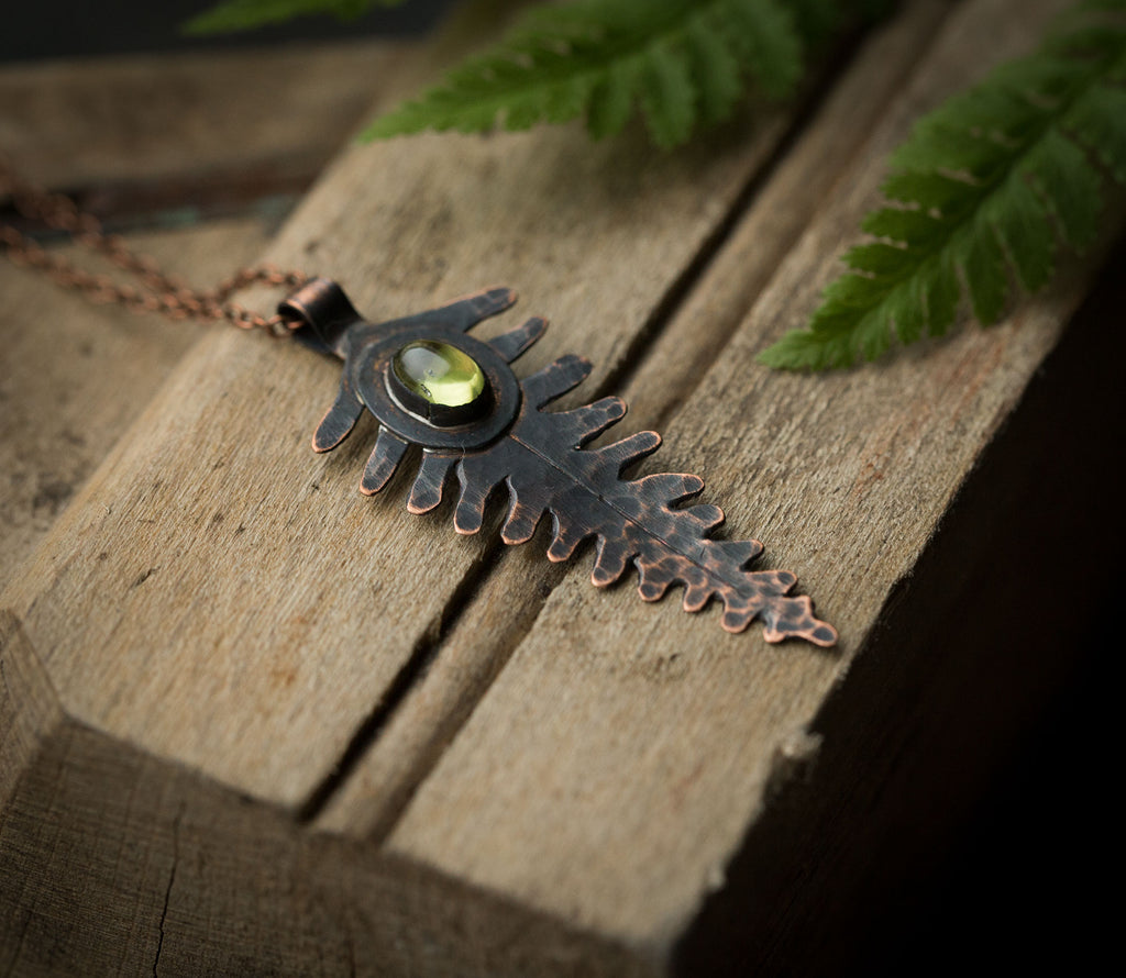 Wisiorek paproć z perydotem