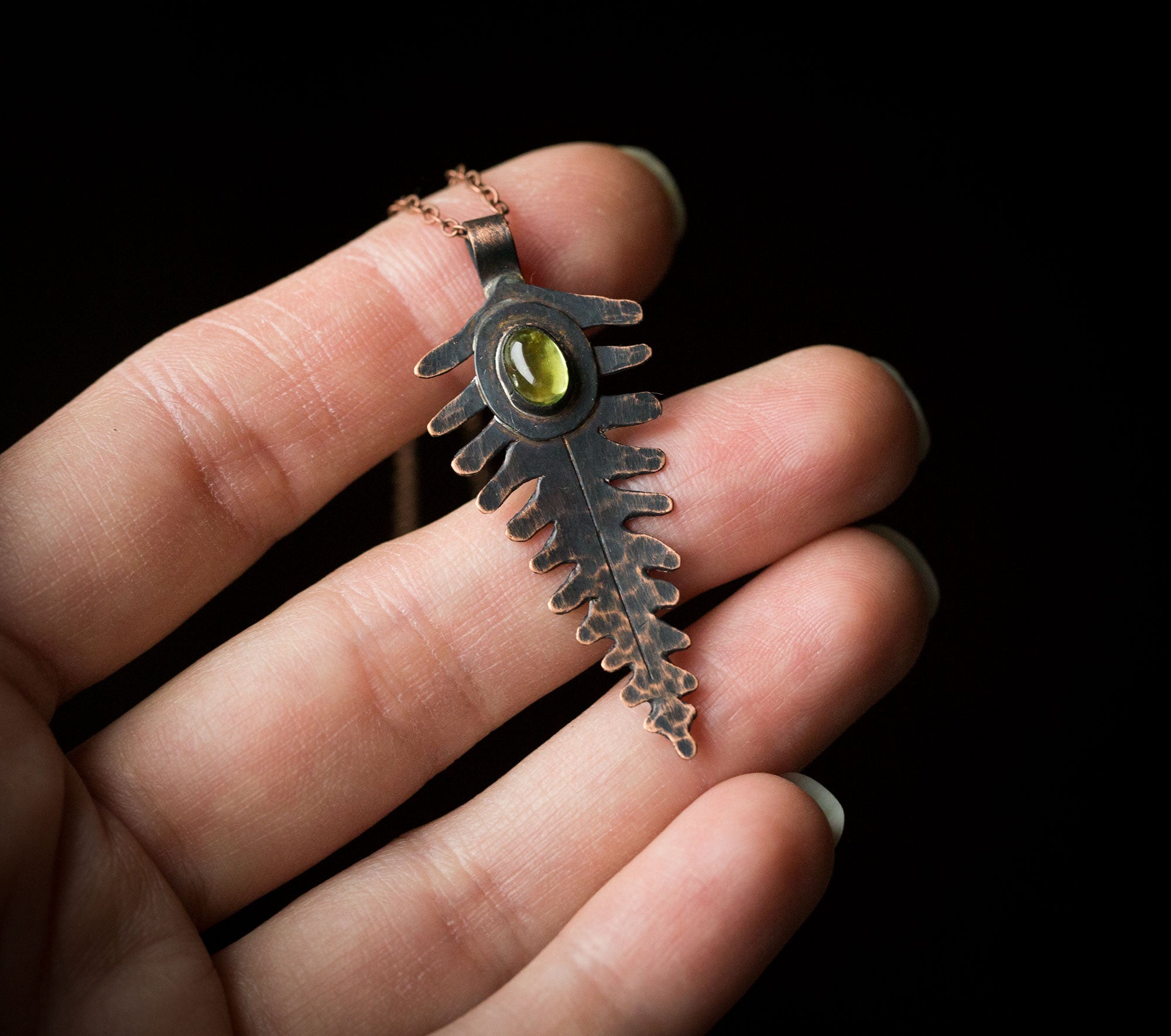 Wisiorek paproć z perydotem