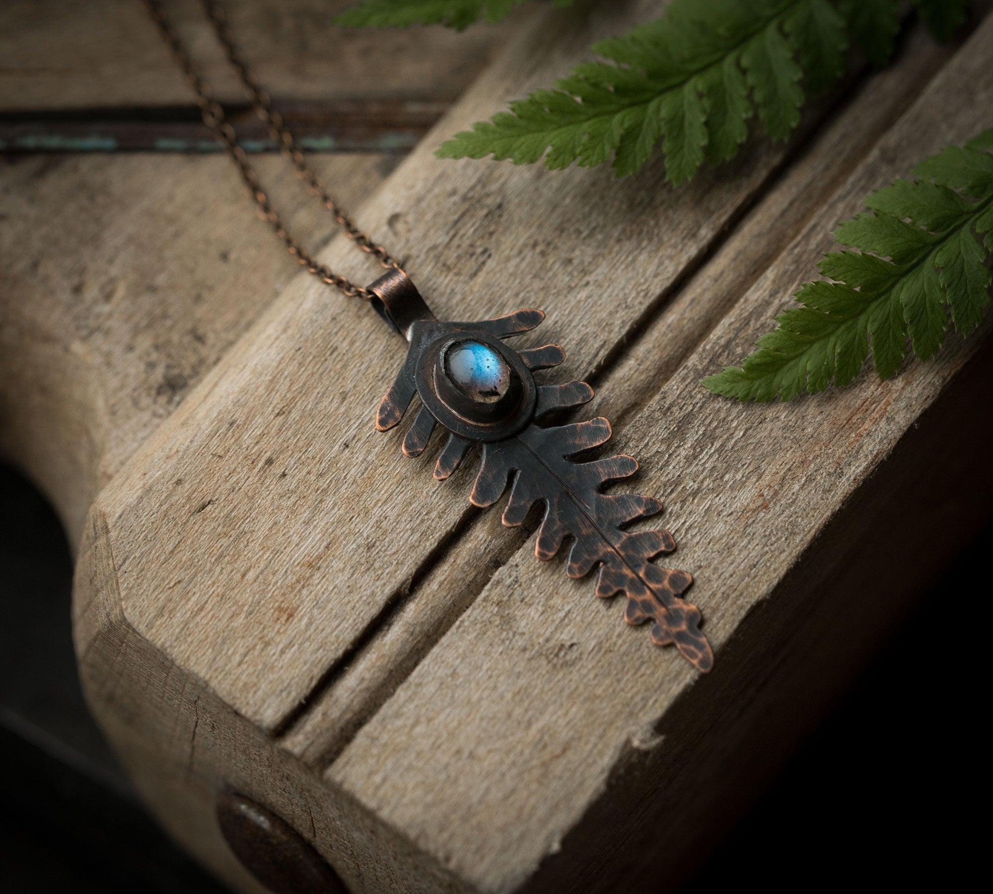 Wisiorek paproć z labradorytem