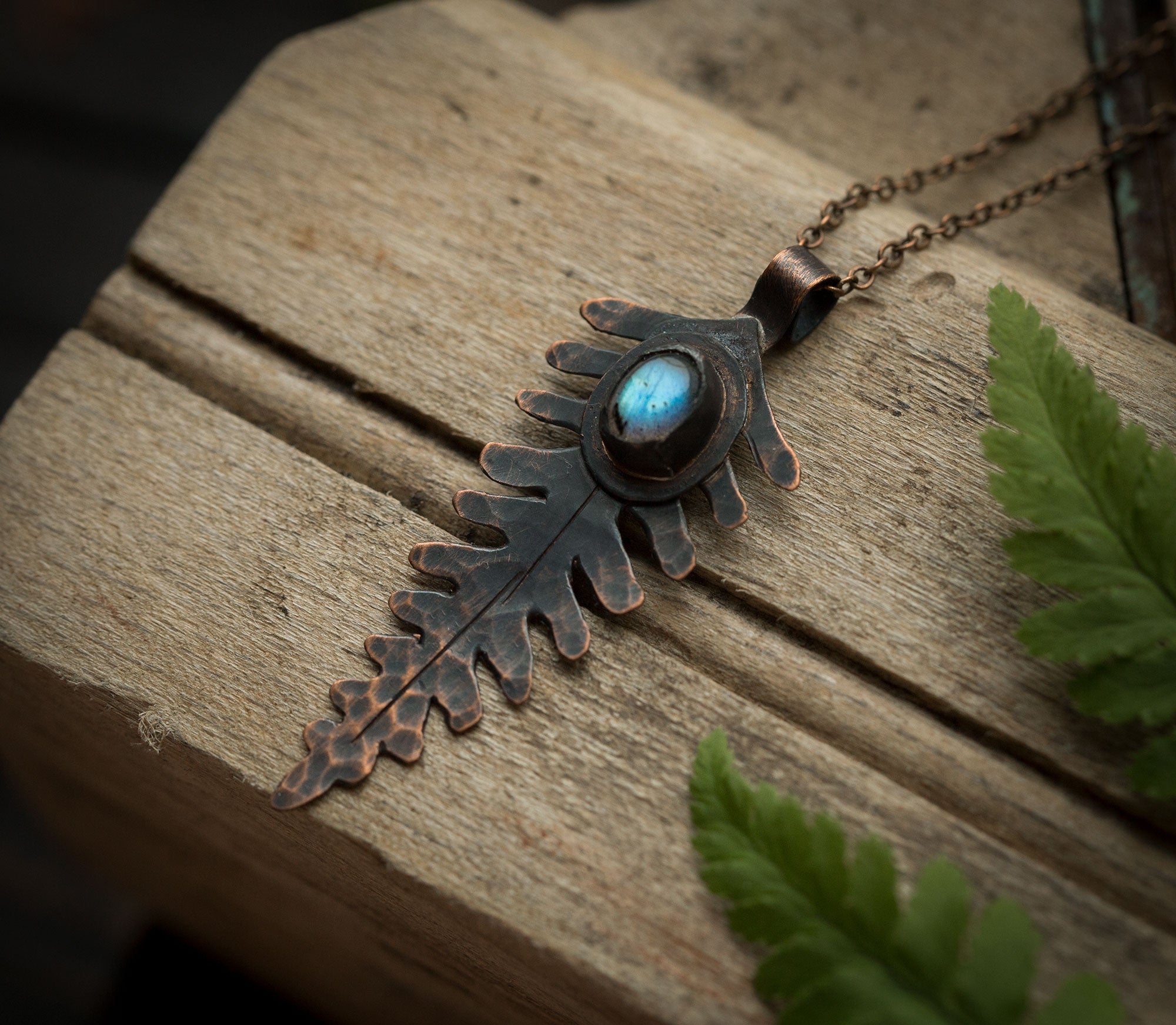 Wisiorek paproć z labradorytem