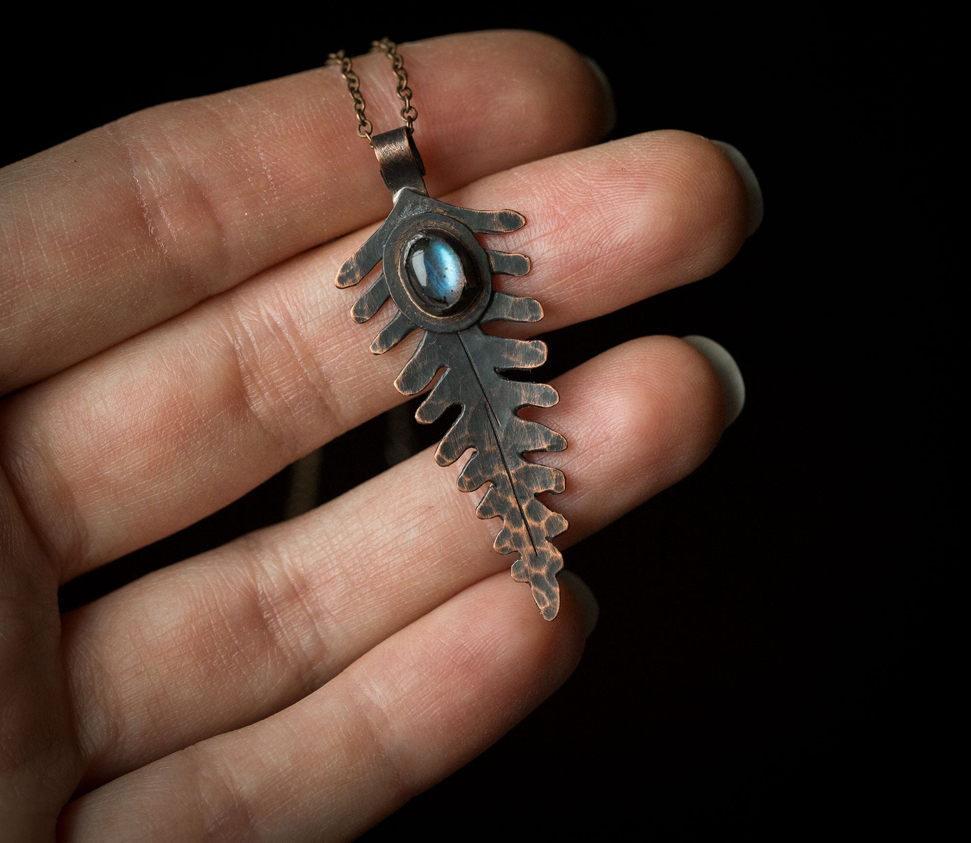 Wisiorek paproć z labradorytem