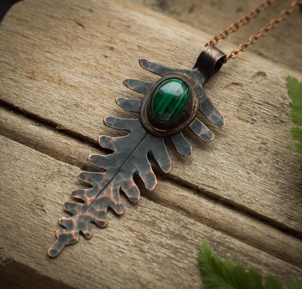 Wisiorek paproć z malachitem