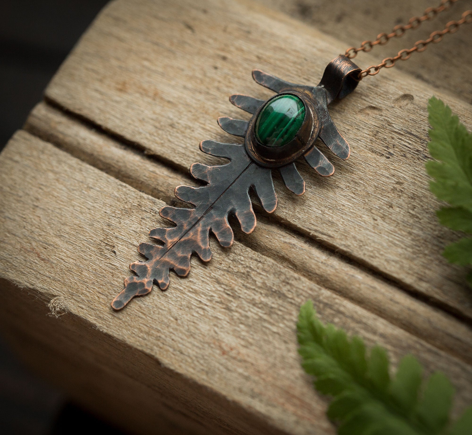 Wisiorek paproć z malachitem