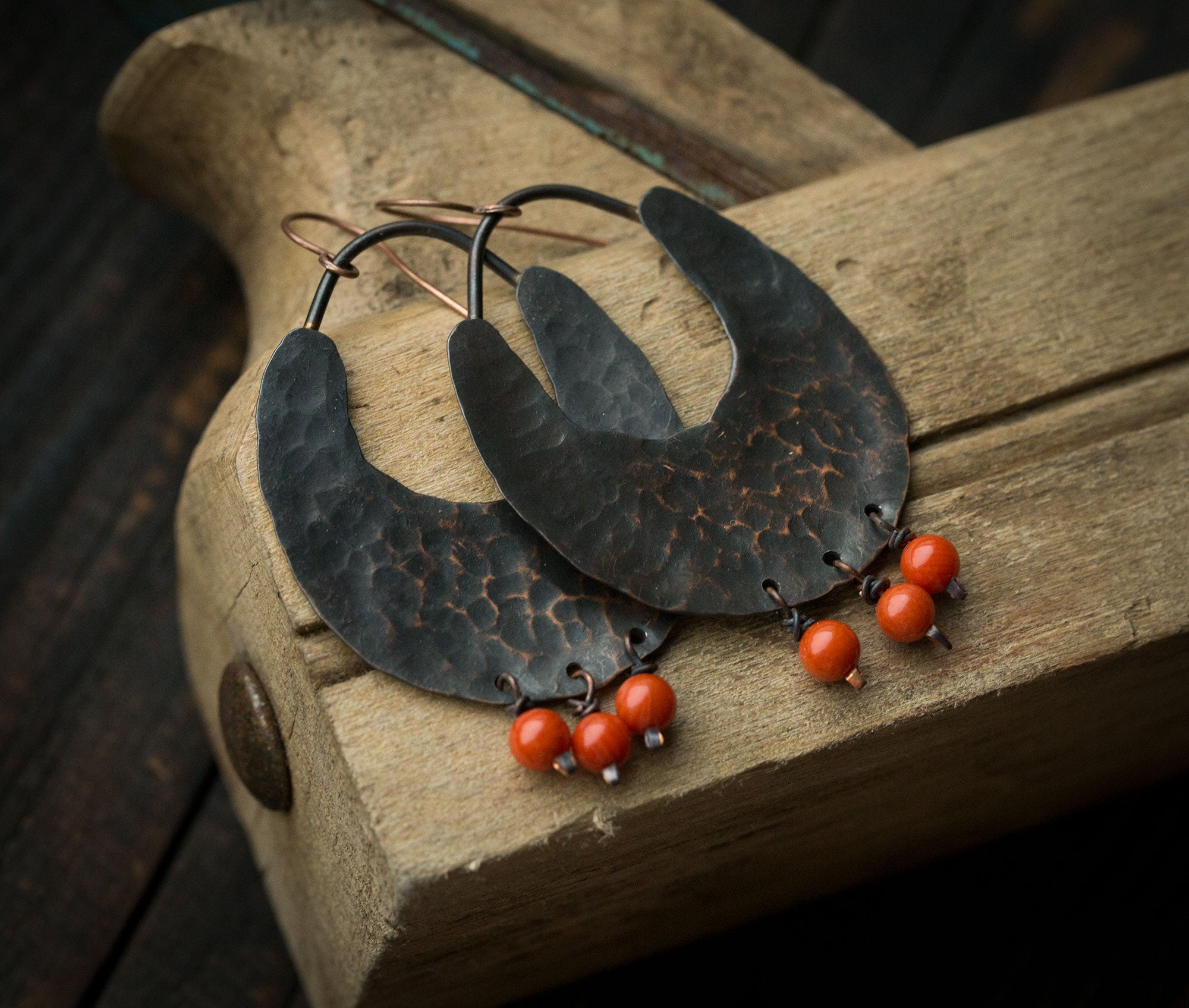 Etniczne miedziane ciemne kolczyki z koralem