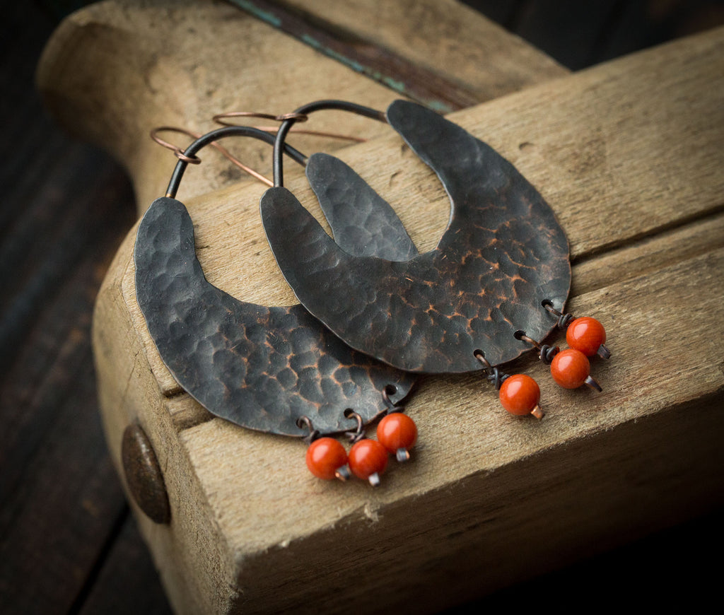 Etniczne miedziane ciemne kolczyki z koralem