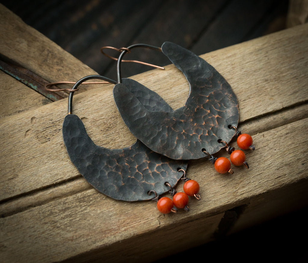 Etniczne miedziane ciemne kolczyki z koralem