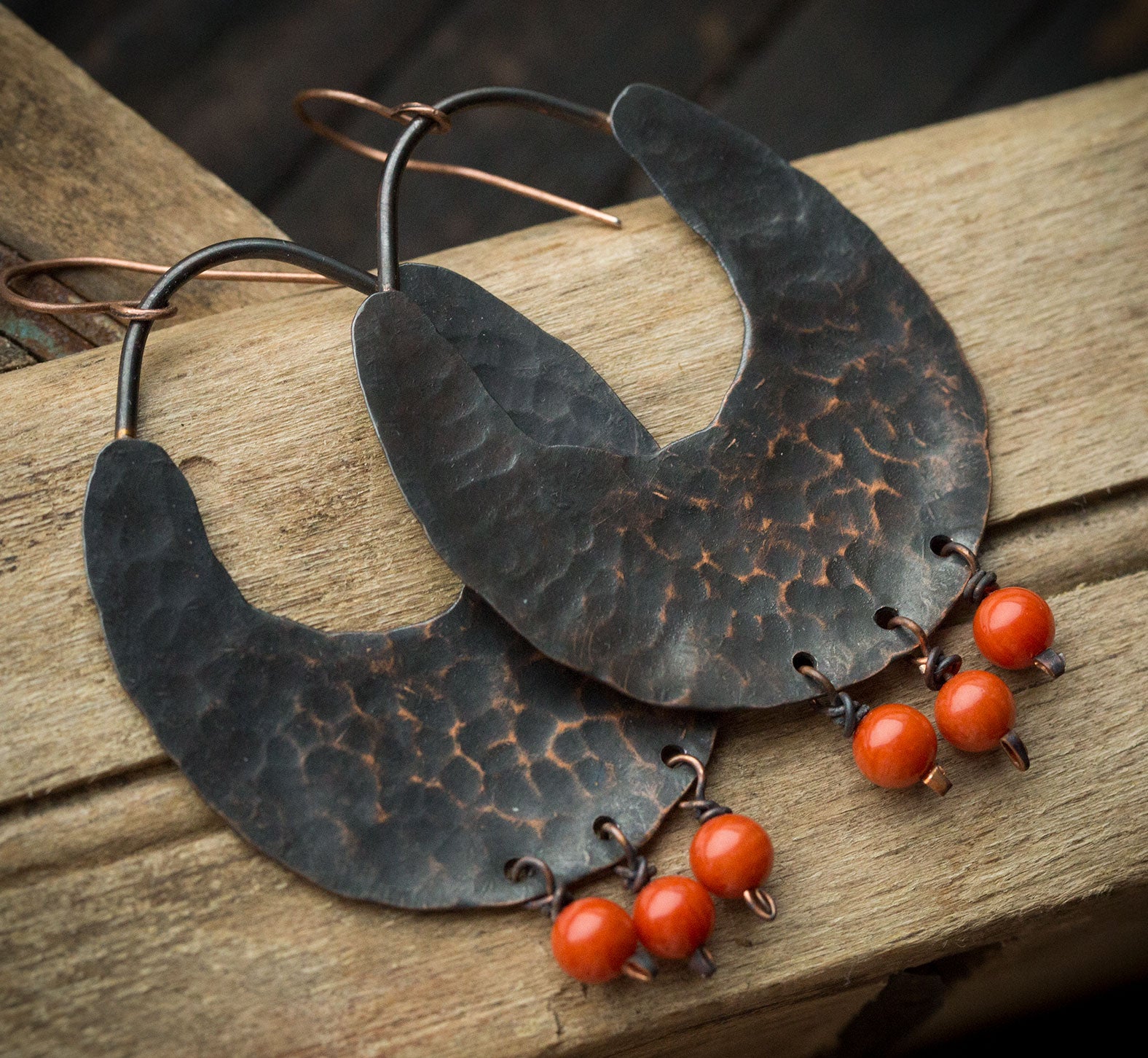 Etniczne miedziane ciemne kolczyki z koralem