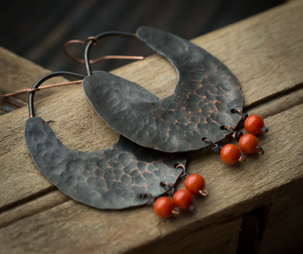 Etniczne miedziane ciemne kolczyki z koralem