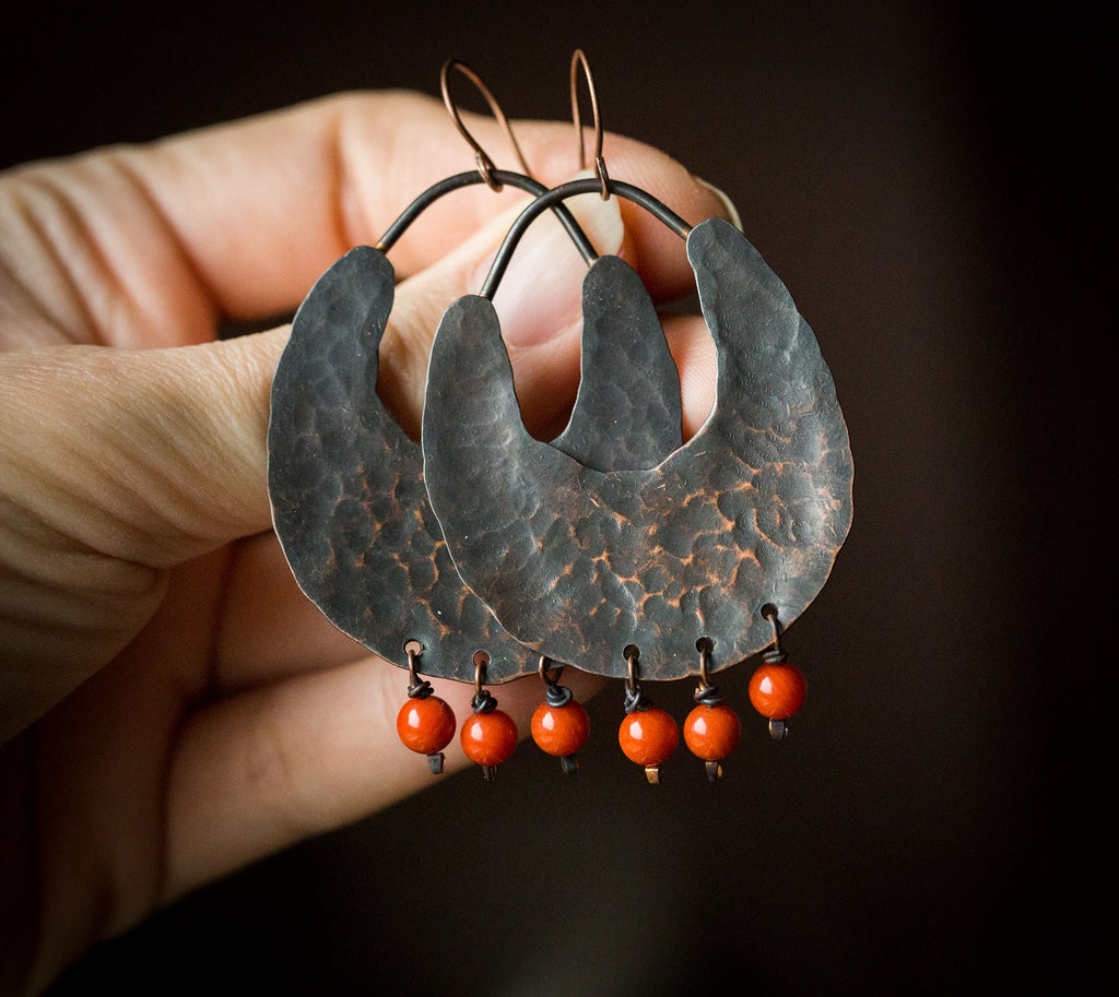 Etniczne miedziane ciemne kolczyki z koralem