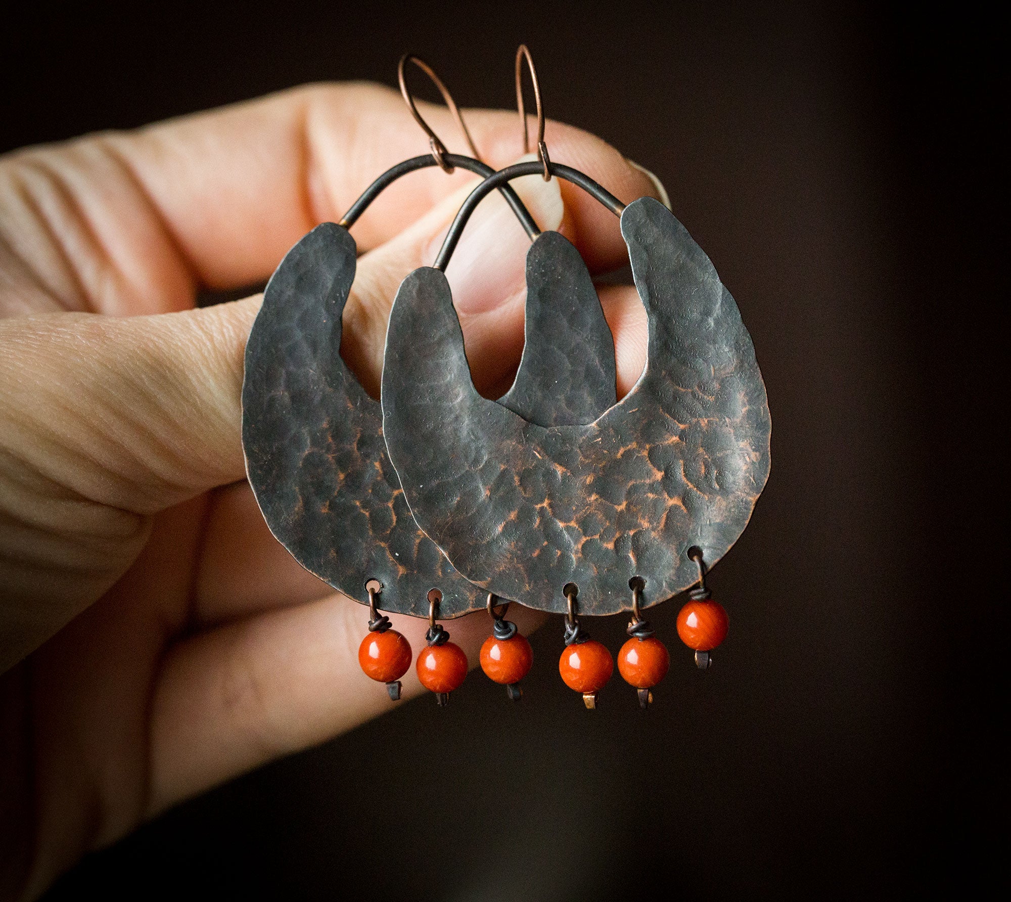 Etniczne miedziane ciemne kolczyki z koralem