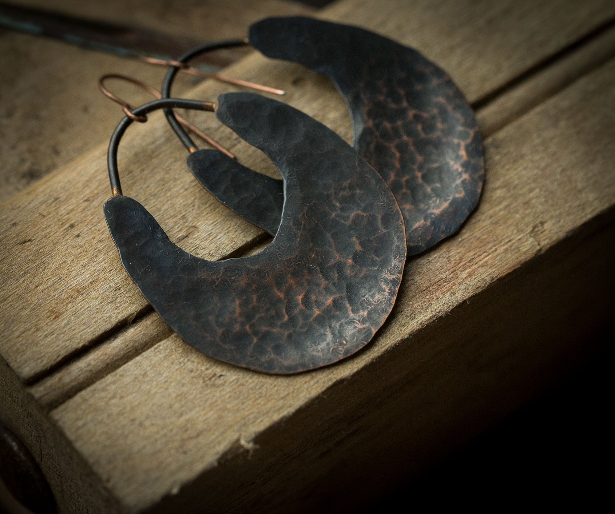 Młotkowane miedziane ciemne kolczyki w etnicznym stylu