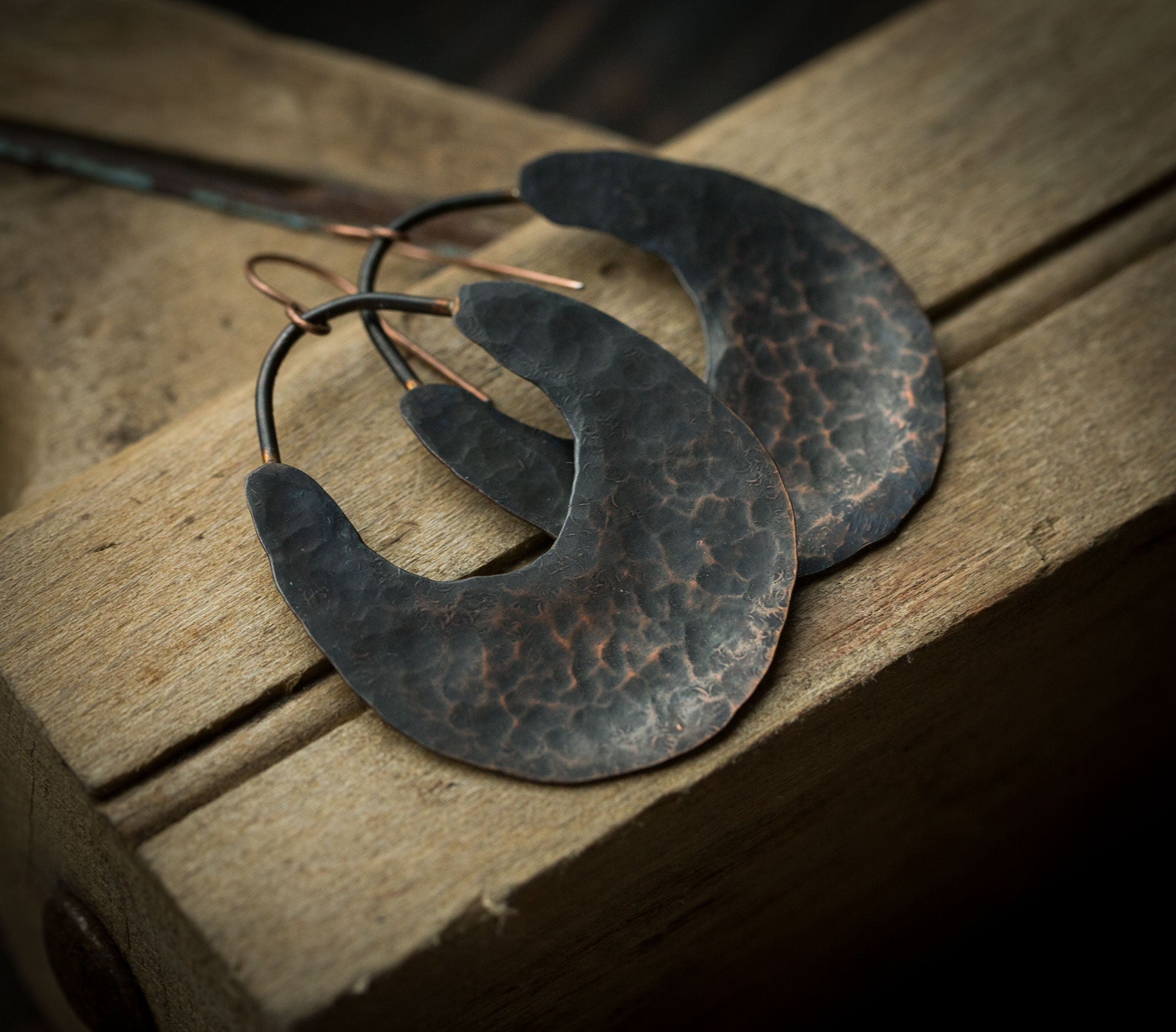 Młotkowane miedziane ciemne kolczyki w etnicznym stylu