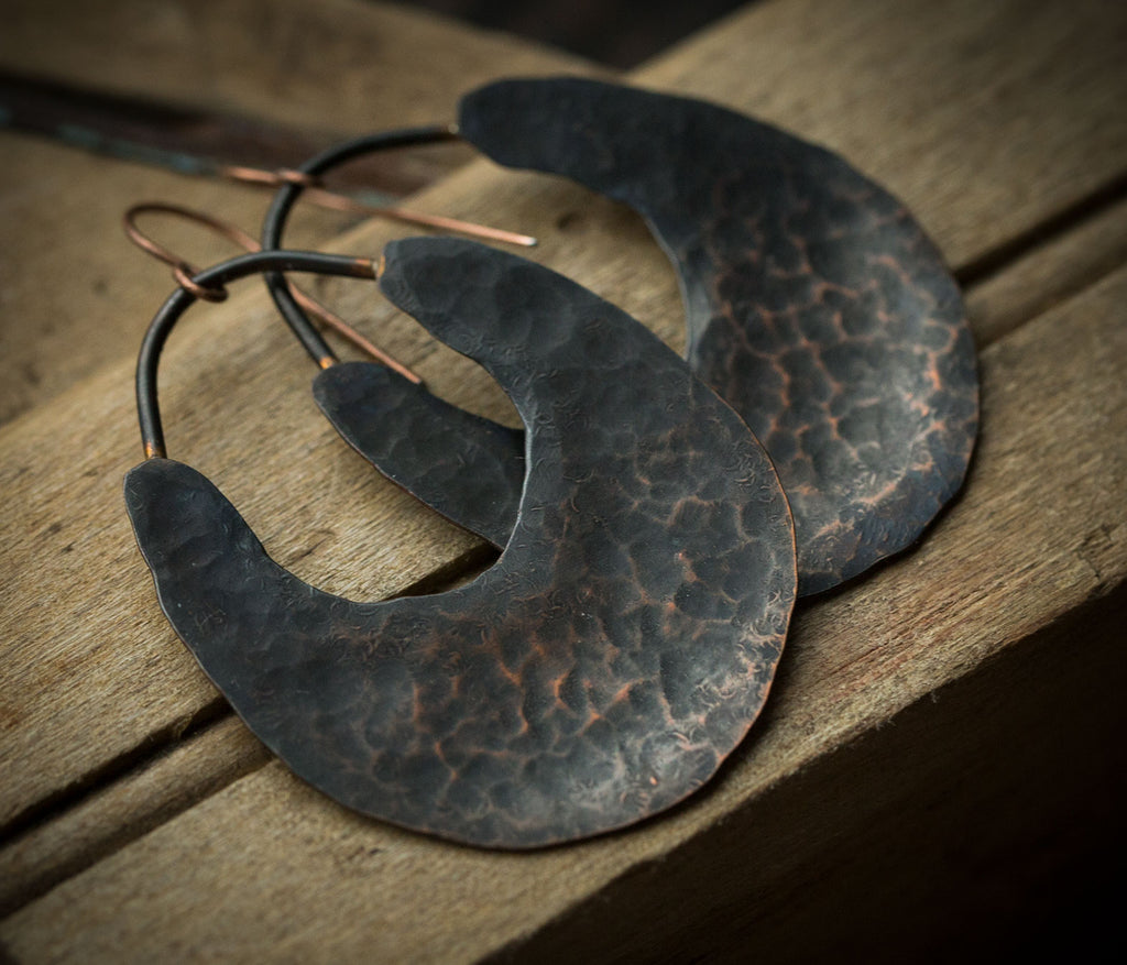 Młotkowane miedziane ciemne kolczyki w etnicznym stylu