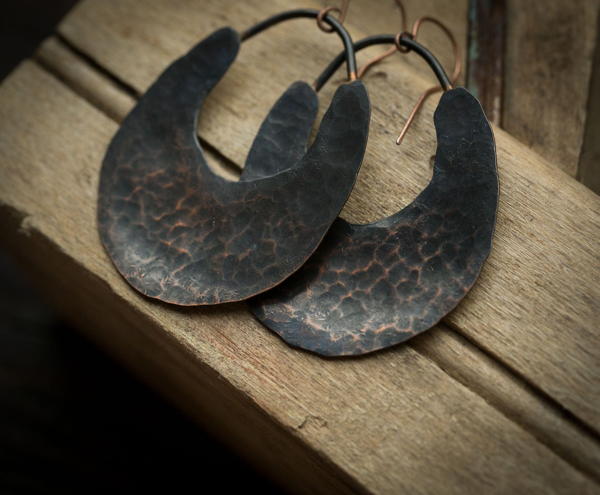 Młotkowane miedziane ciemne kolczyki w etnicznym stylu